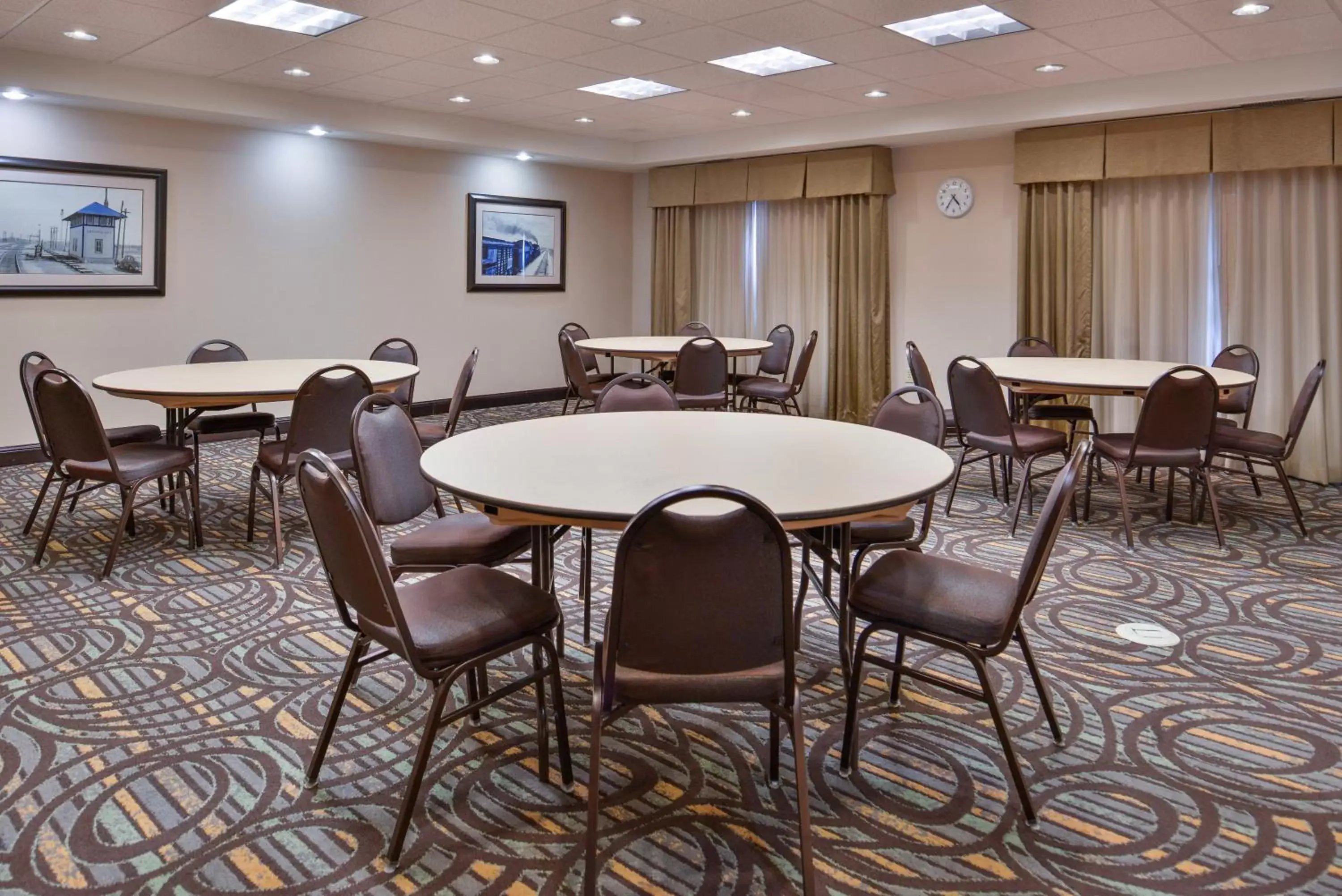 Meeting/conference room in Holiday Inn Express & Suites Emporia Northwest, an IHG Hotel