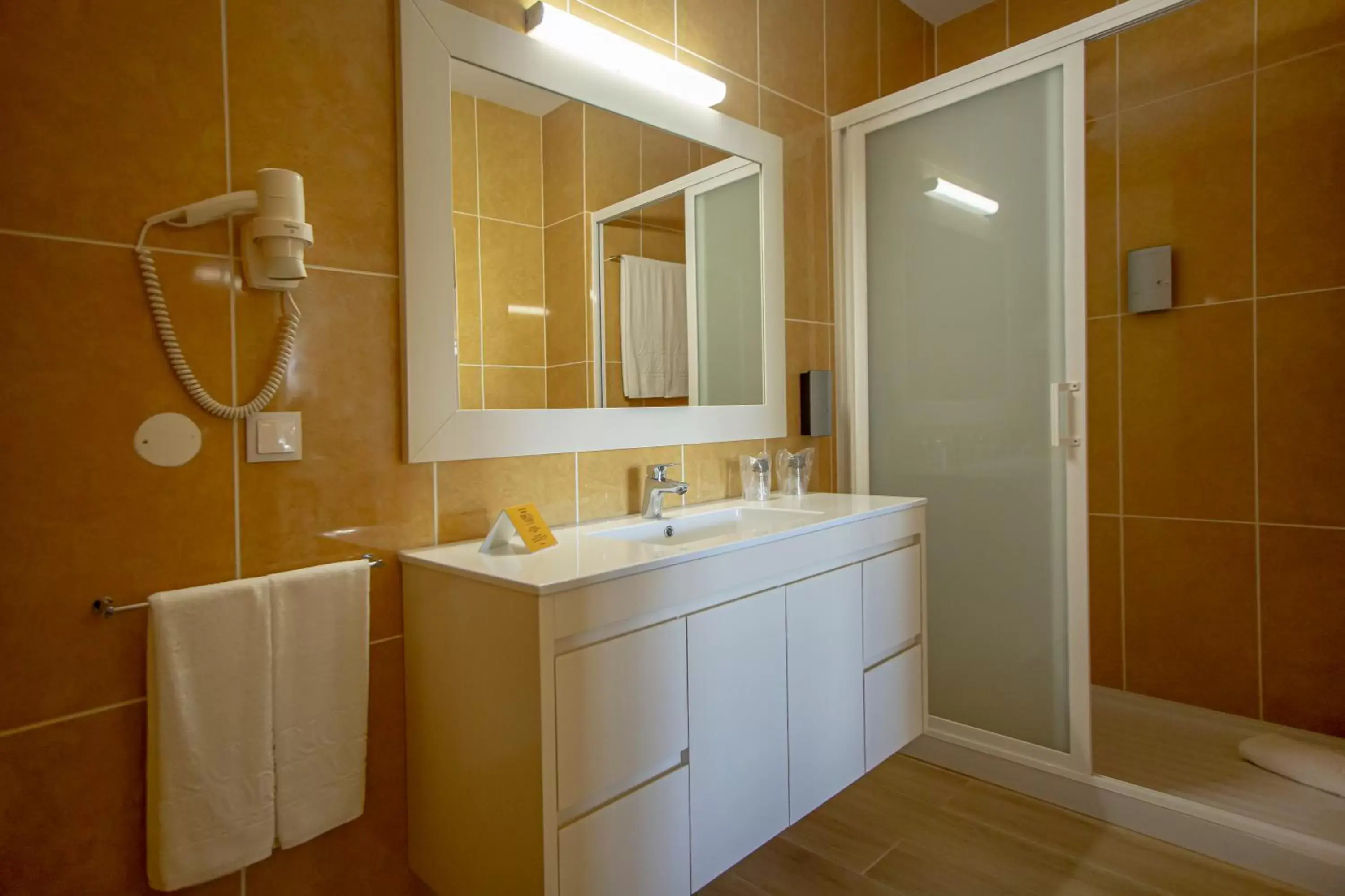 Shower, Bathroom in Hotel Rural Brícia Du Mar