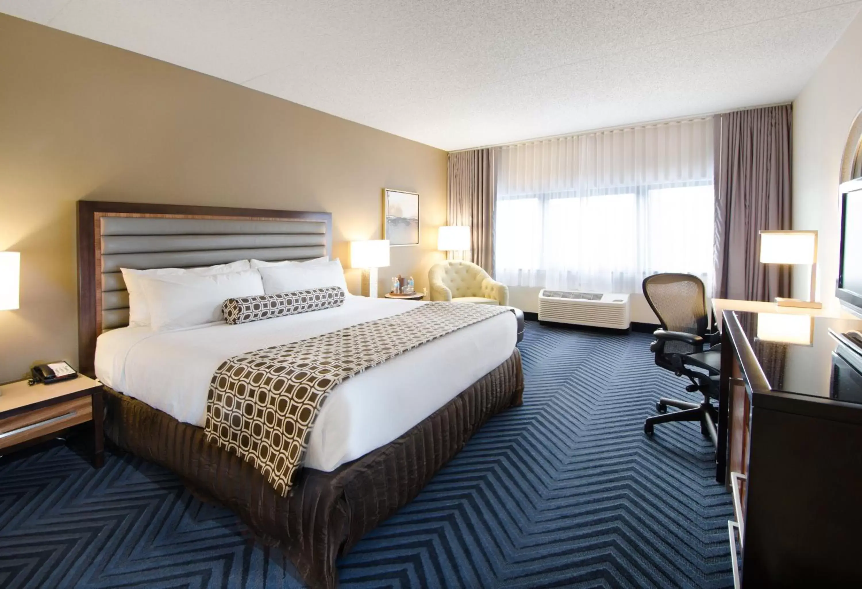 Photo of the whole room, Bed in Crowne Plaza Princeton, an IHG Hotel