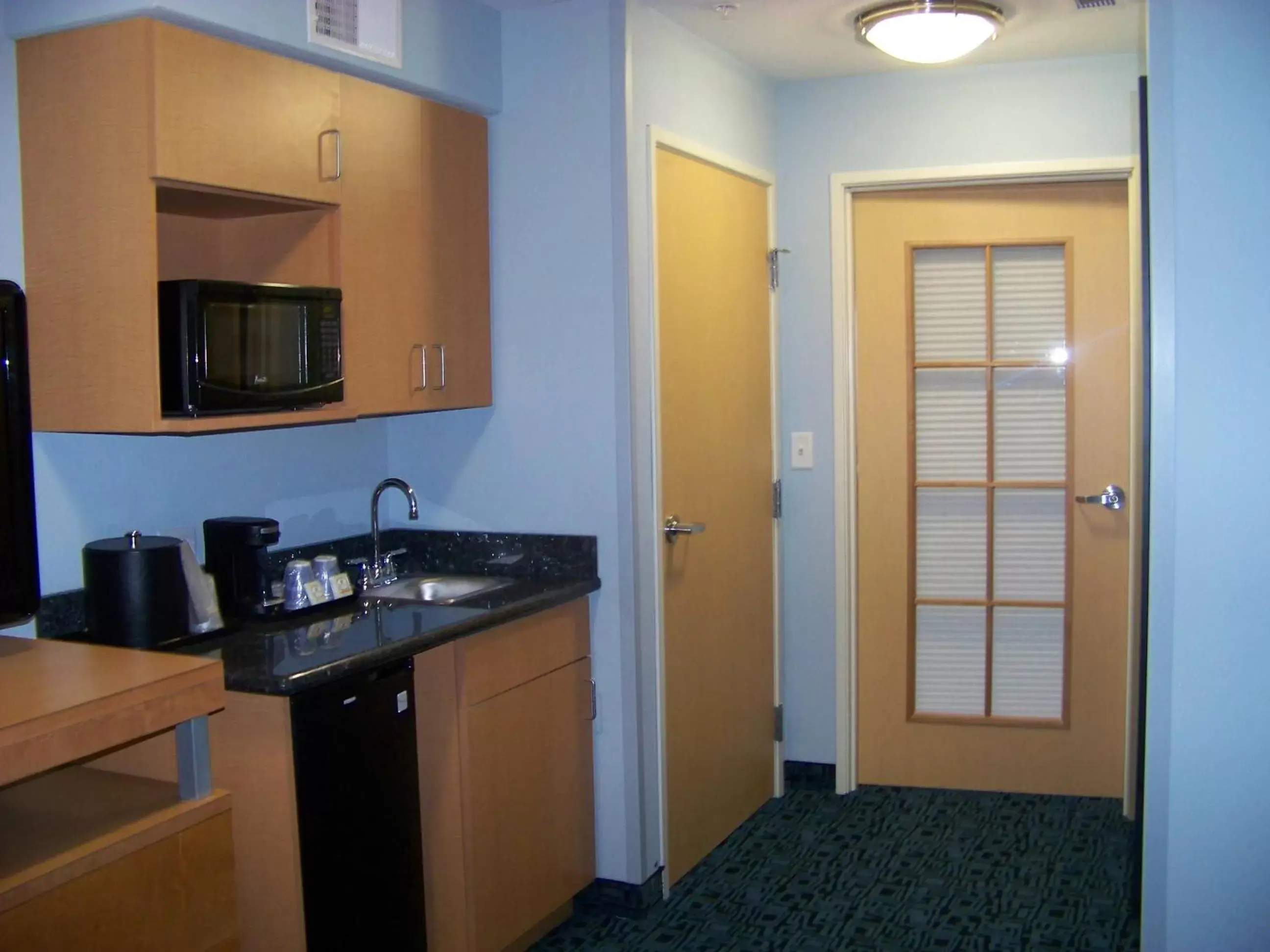 Photo of the whole room, Kitchen/Kitchenette in Holiday Inn Express Hotel & Suites Rock Springs Green River, an IHG Hotel