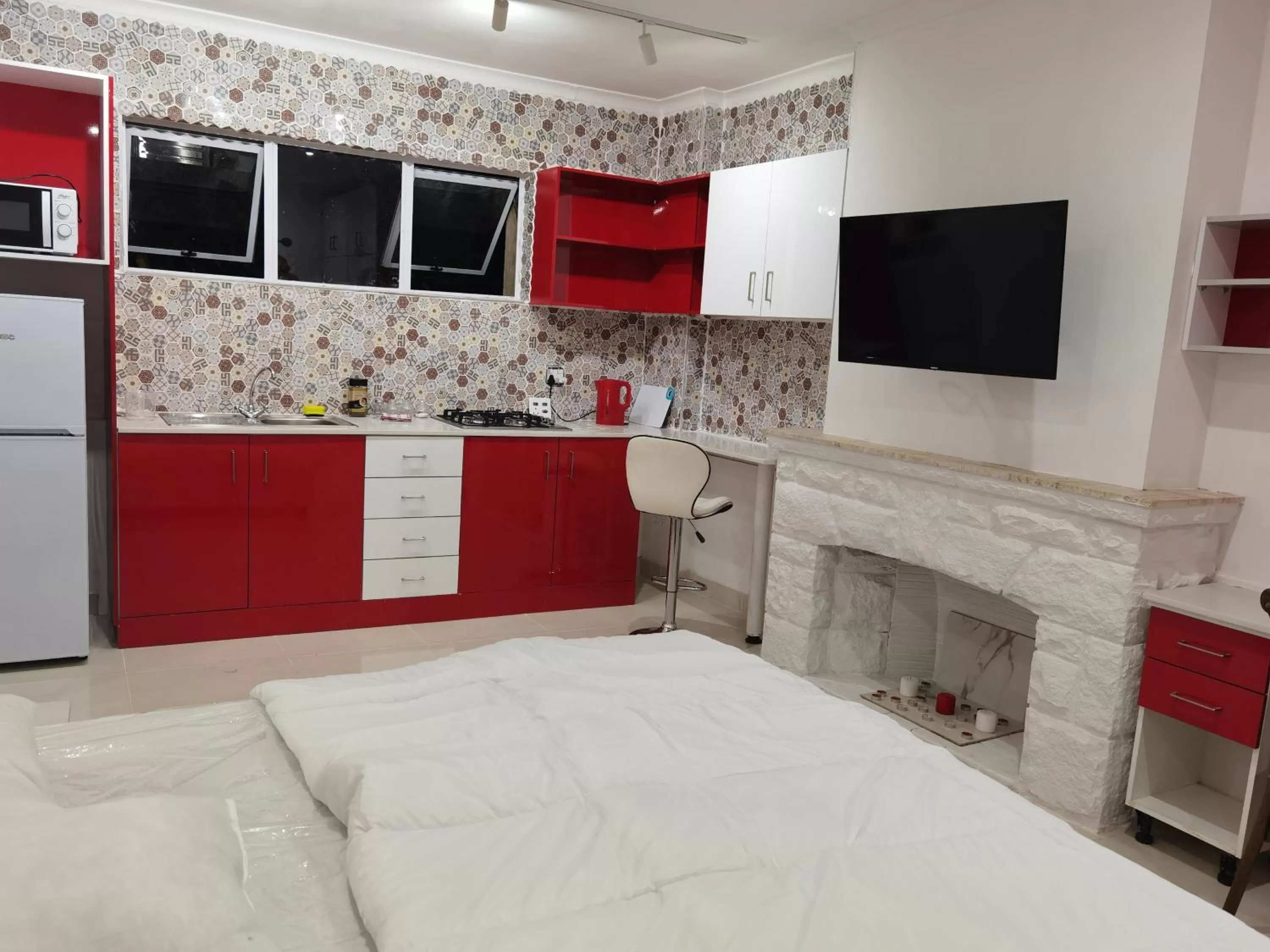 Kitchen or kitchenette, Bed in Gem of Manor drive