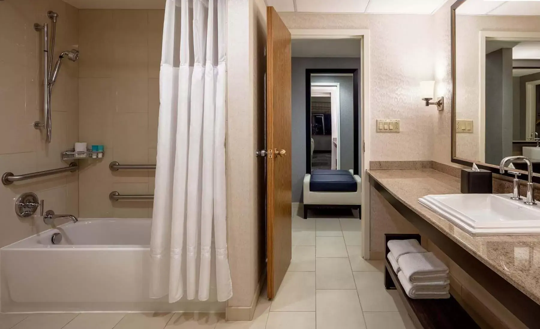 Queen Room with Accessible Tub - Disability Access in Hyatt Regency Saint Louis at The Arch