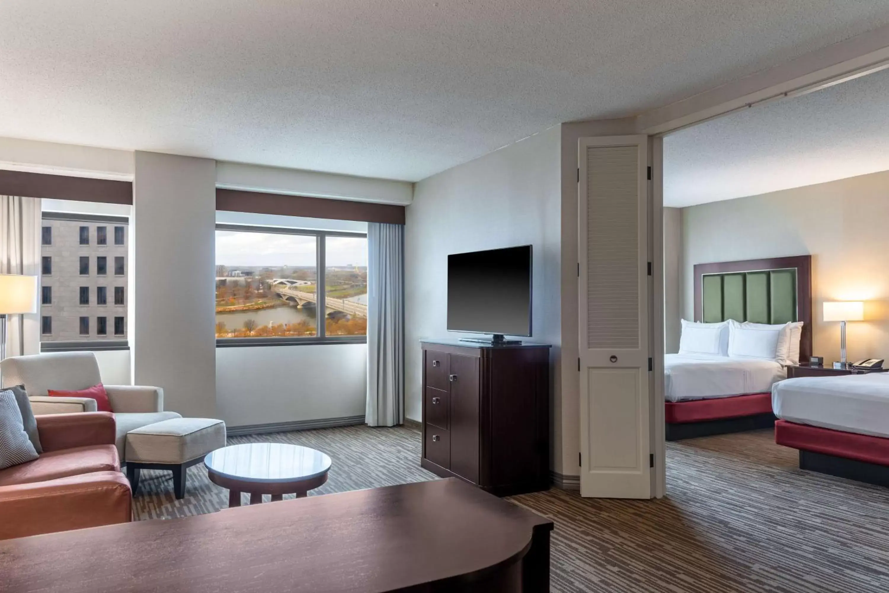 Living room, TV/Entertainment Center in DoubleTree Suites by Hilton Hotel Columbus Downtown
