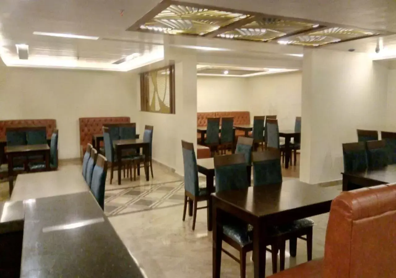 Restaurant/Places to Eat in Clarks Inn Suites Katra