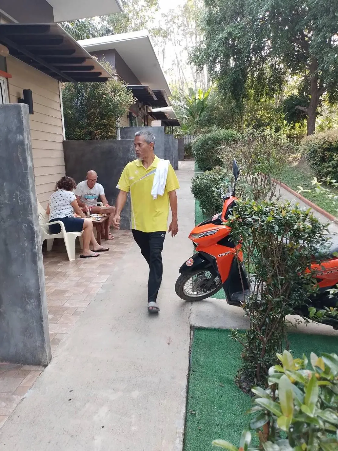 Restaurant/places to eat in BaanPhong Lanta