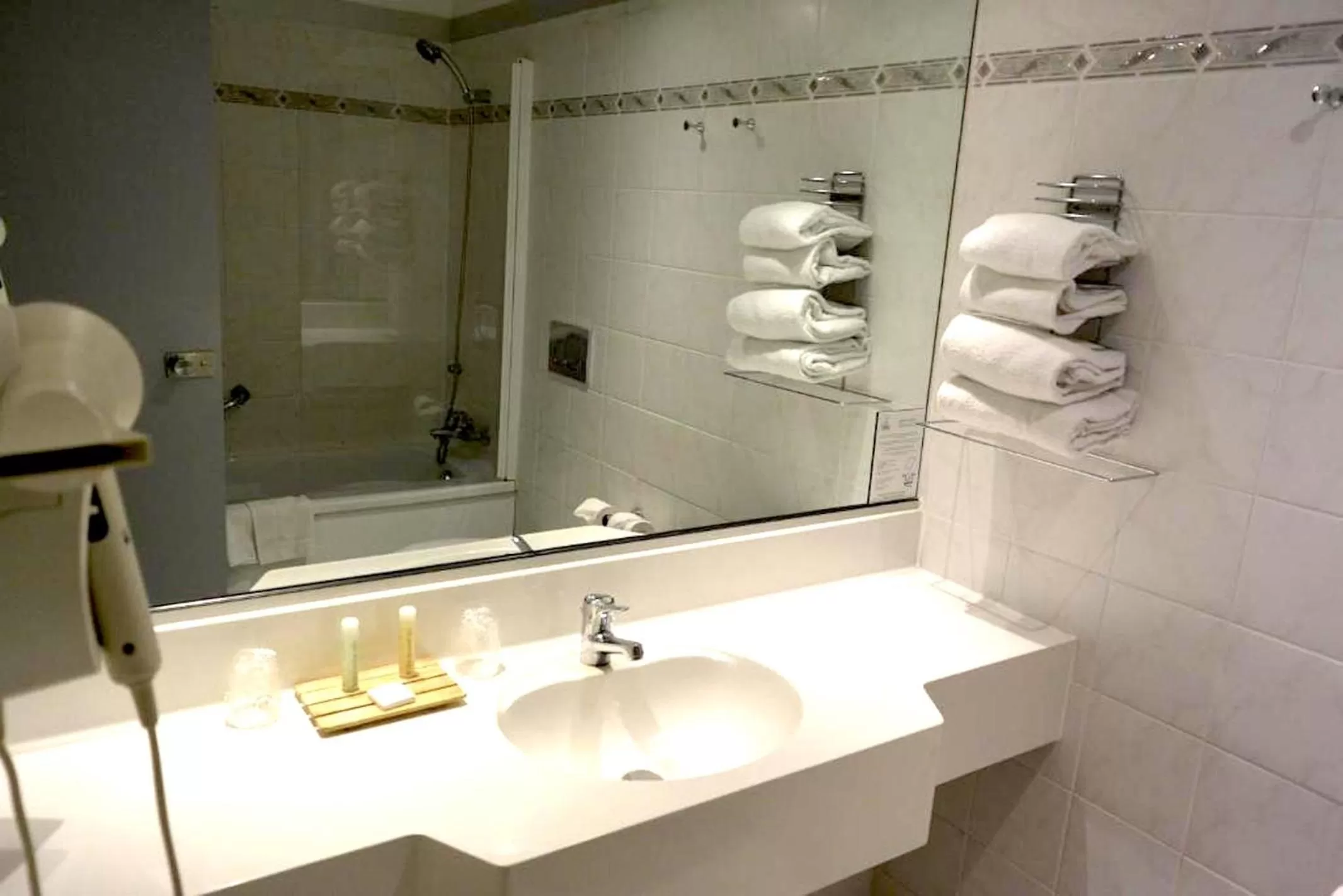 Bathroom in Golden Tulip Bâle Mulhouse - Hôtel Restaurant