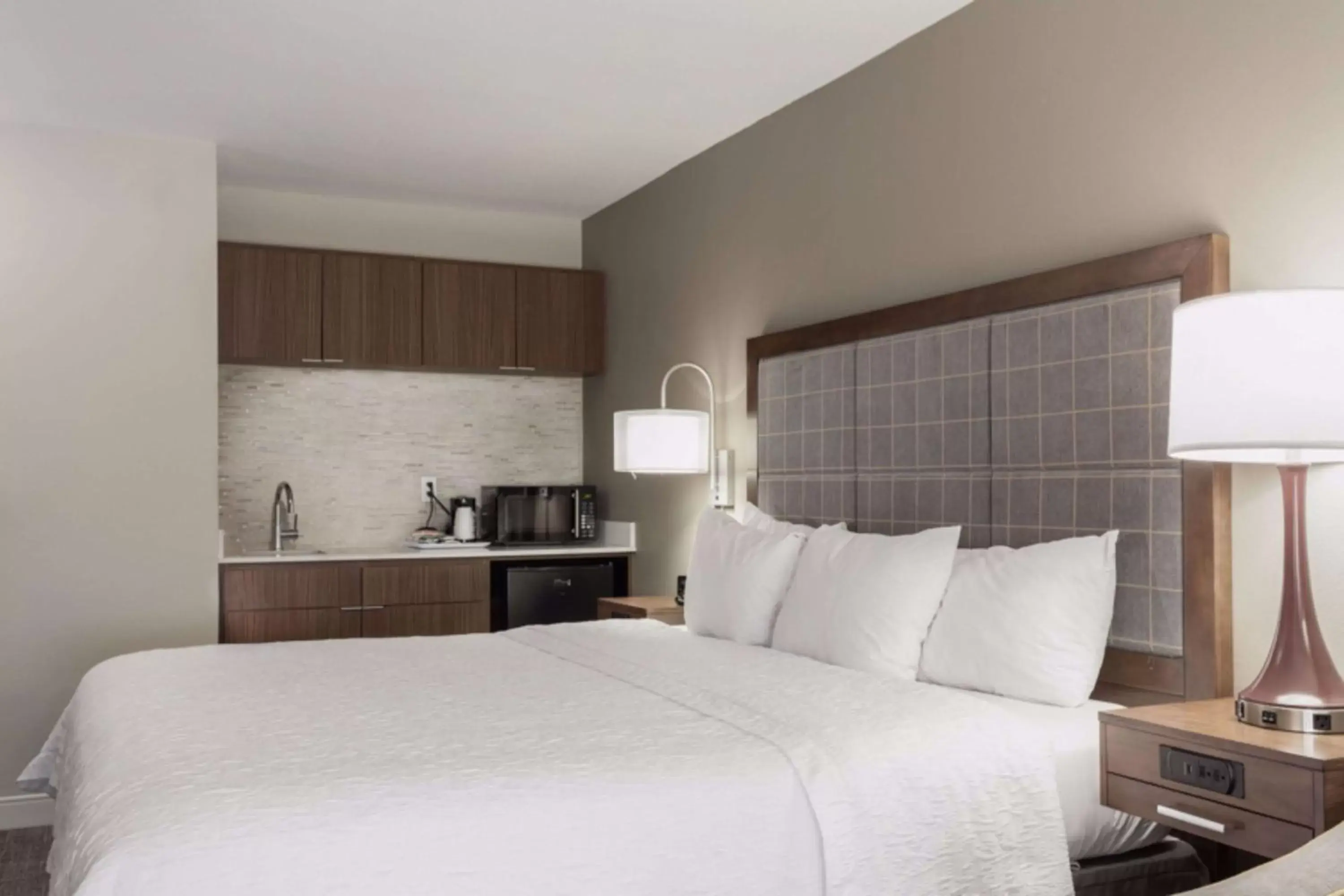 Bed in Hampton Inn & Suites Dallas DFW Airport North Grapevine