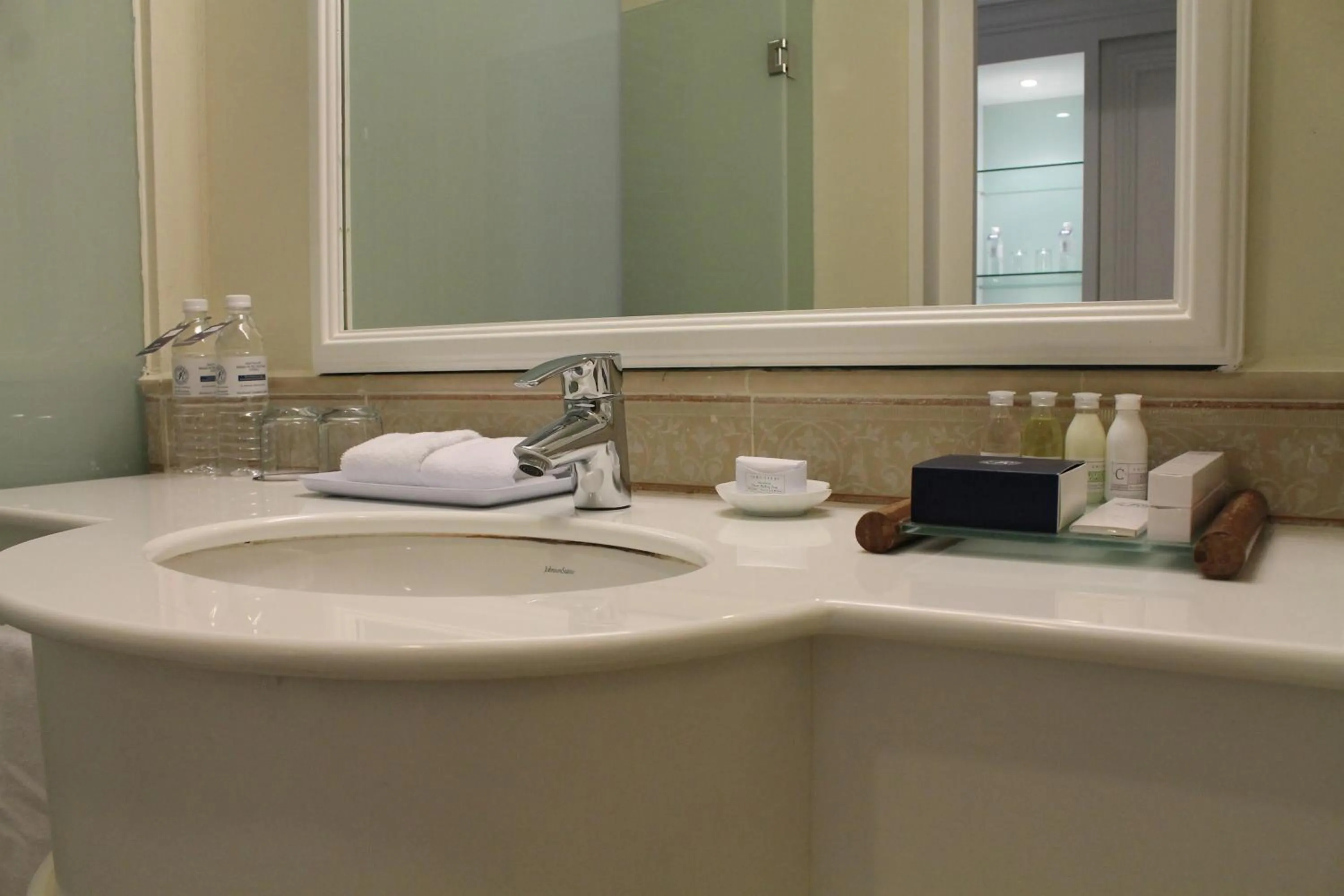 Superior Hollywood Twin in Royale Chulan Damansara