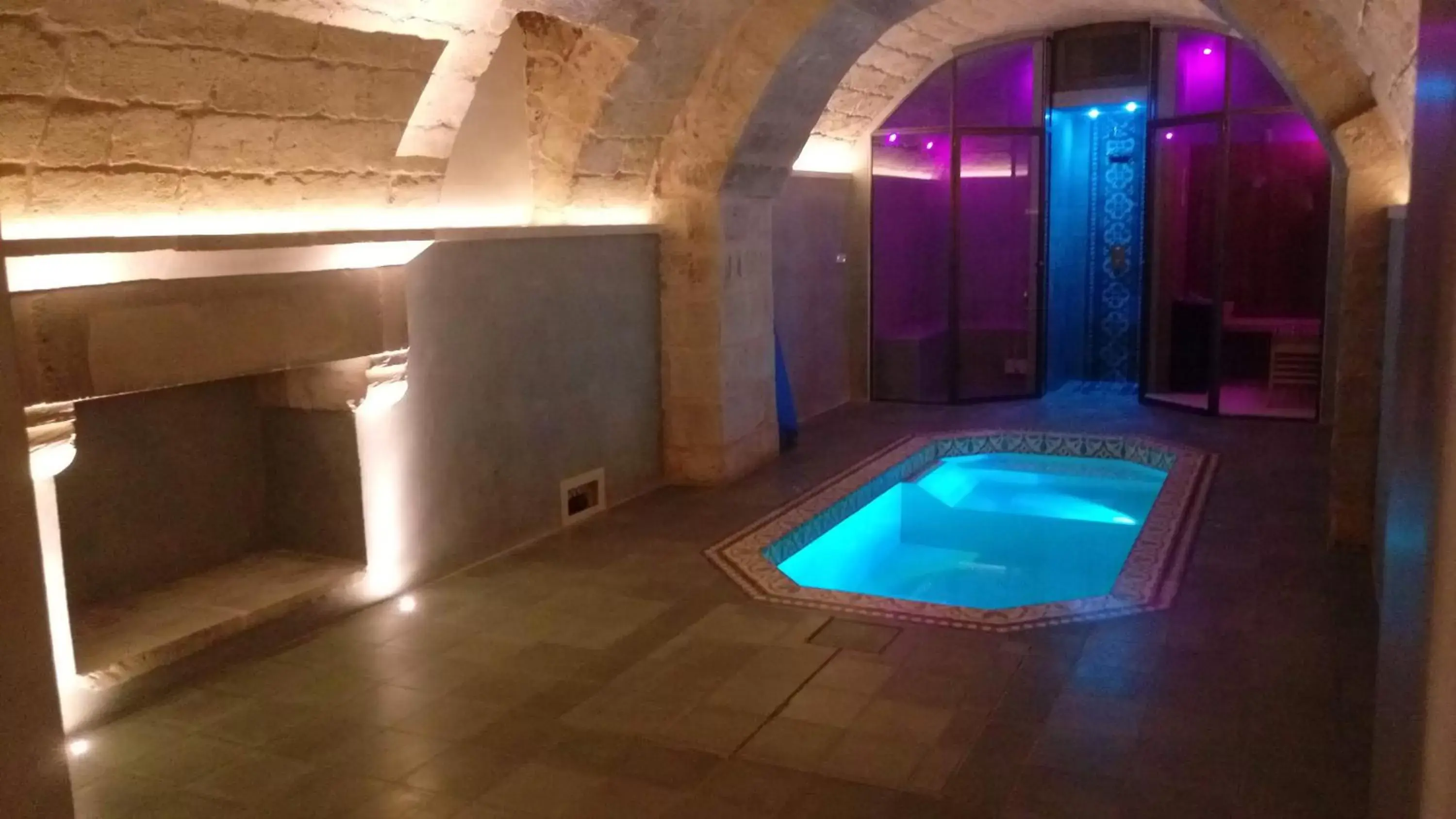 Hot Tub, Swimming Pool in Palazzo Muro Leccese Relais de Charme & Wellness