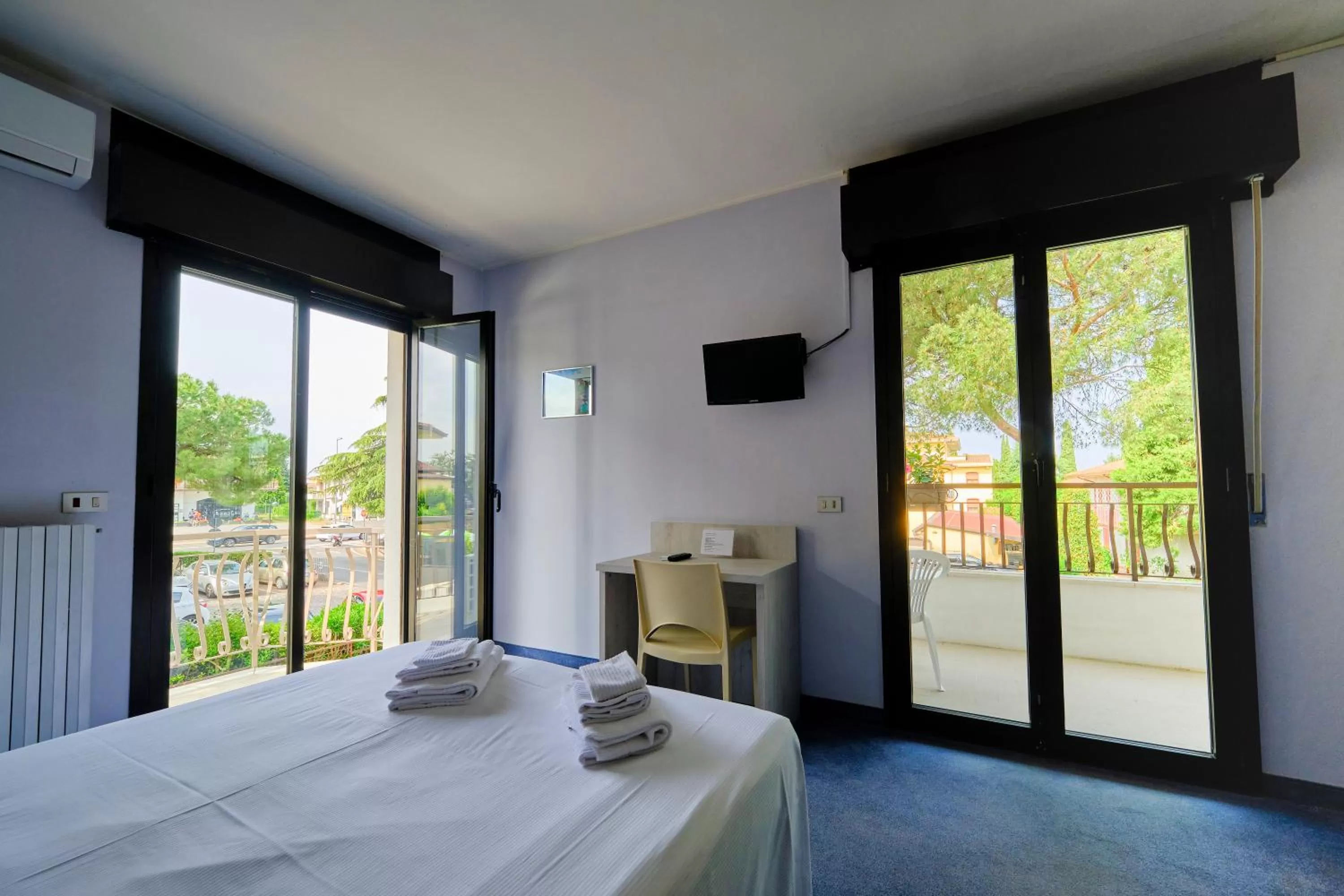 View (from property/room), Bed in HOTEL VITTORIA