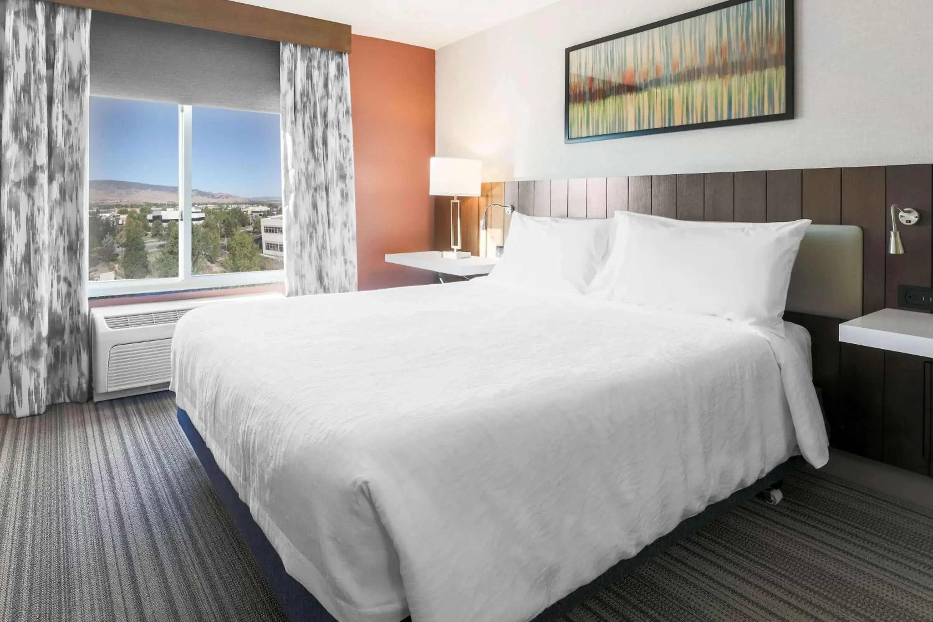 Bathroom, Bed in Hilton Garden Inn Reno