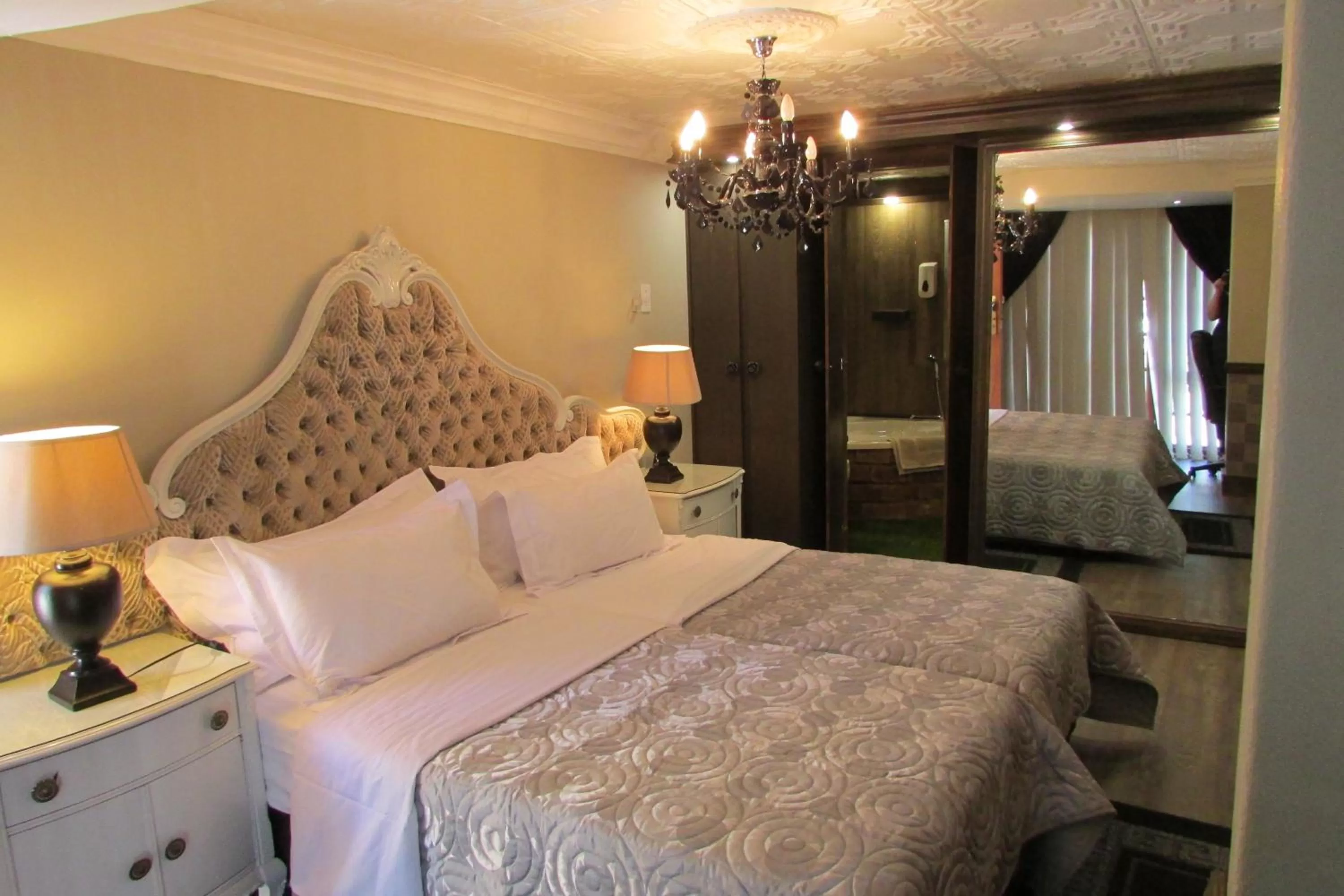 Bedroom, Bed in Victoria Manor