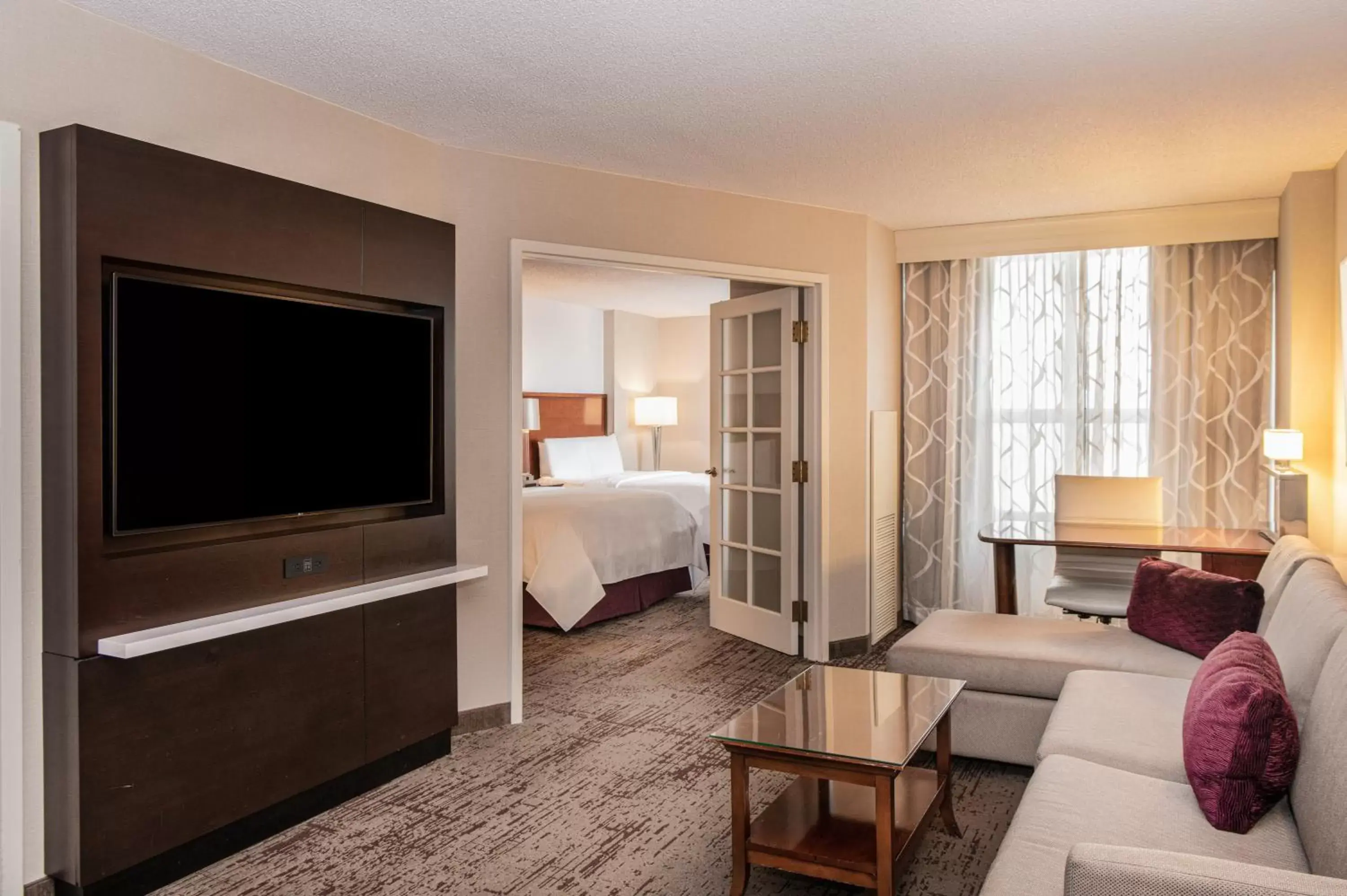 Bed, TV/Entertainment Center in Chicago Marriott Suites Deerfield