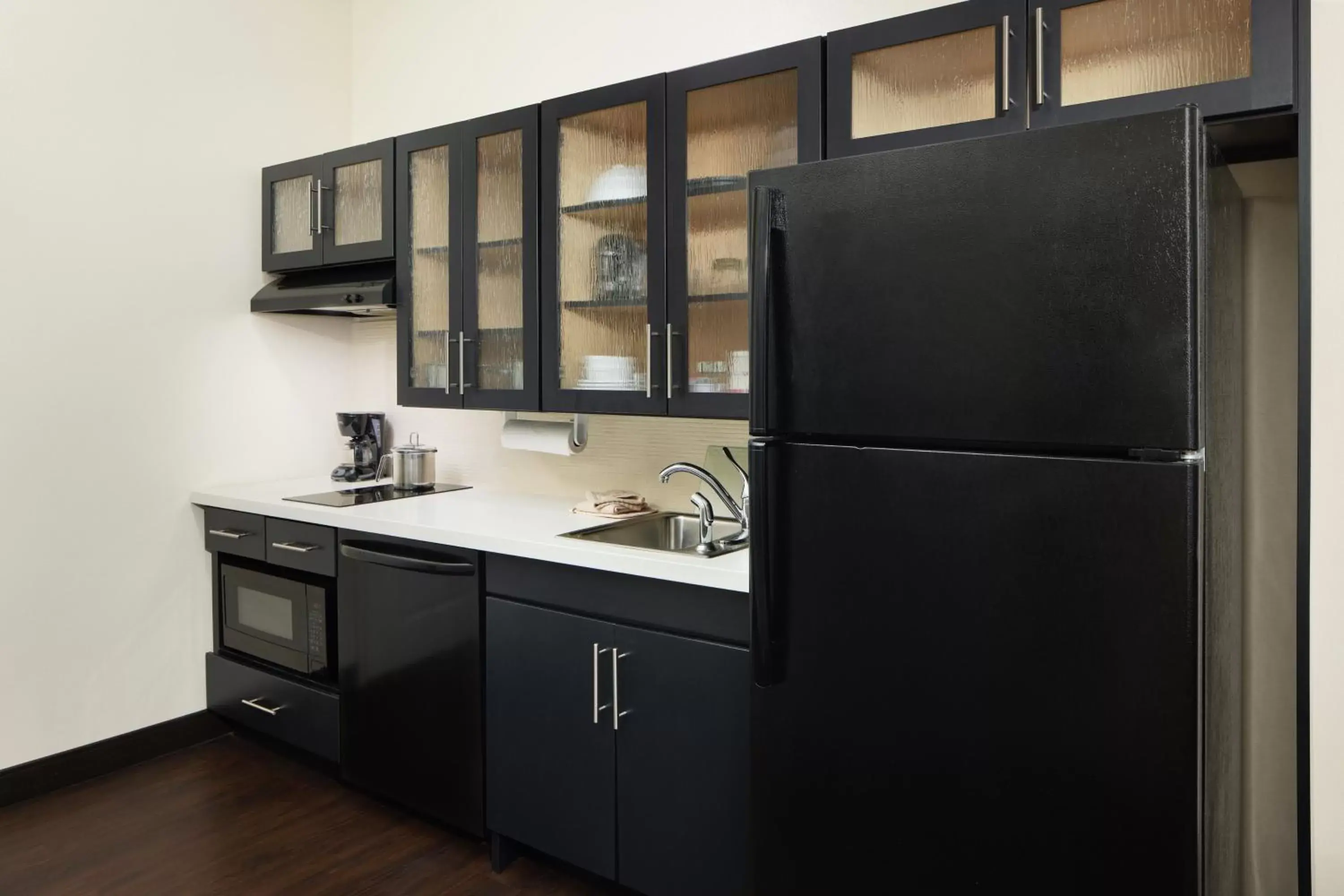 Photo of the whole room, Kitchen/Kitchenette in Candlewood Suites Valdosta Mall, an IHG Hotel