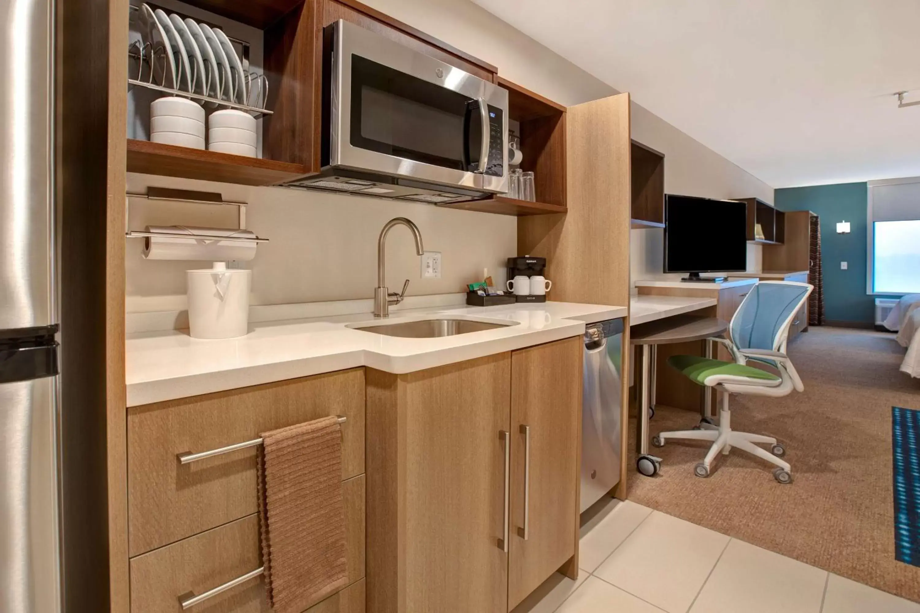 Kitchen or kitchenette, Kitchen/Kitchenette in Home2 Suites By Hilton Loves Park Rockford