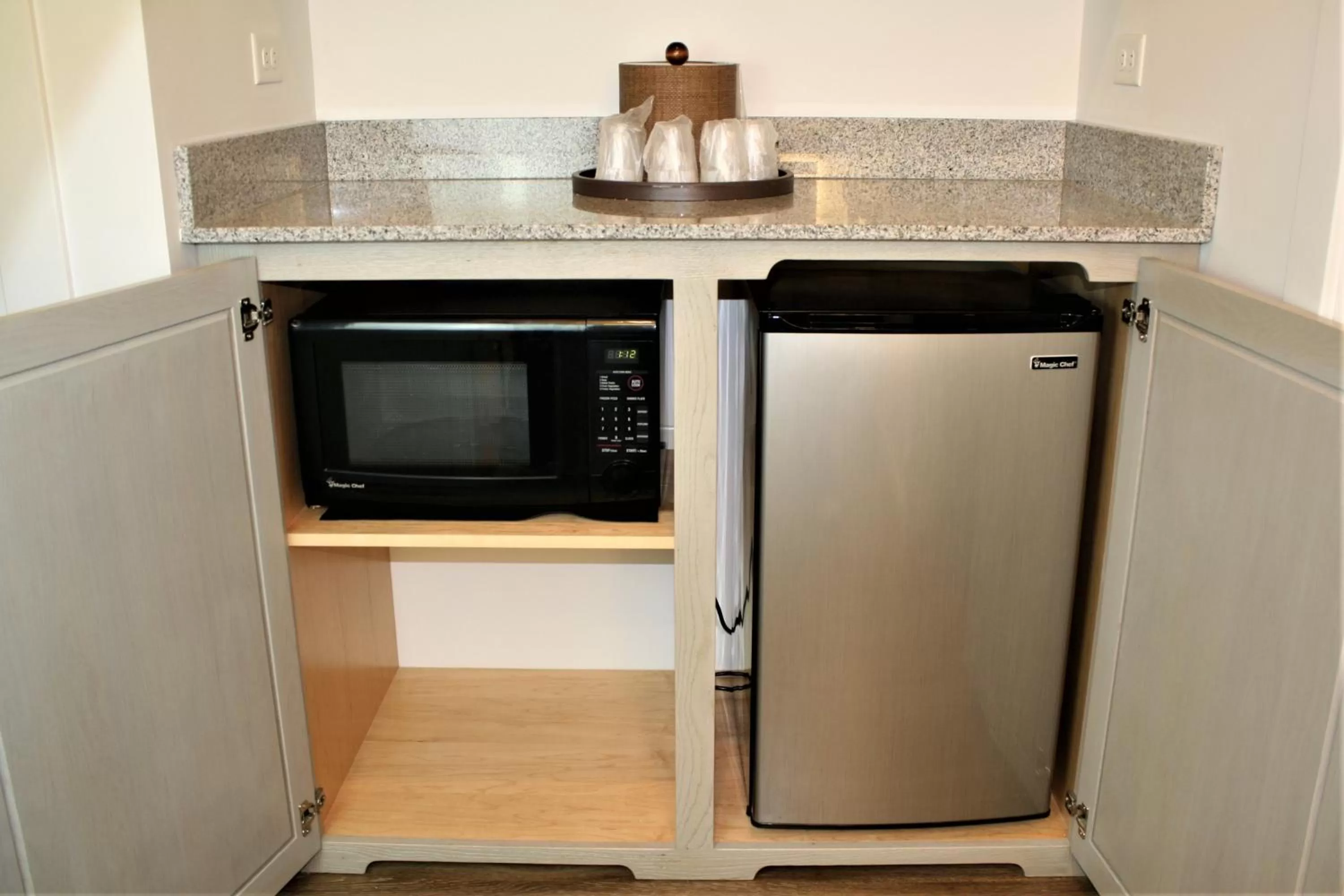 Kitchen or kitchenette in Avenue Inn & Spa