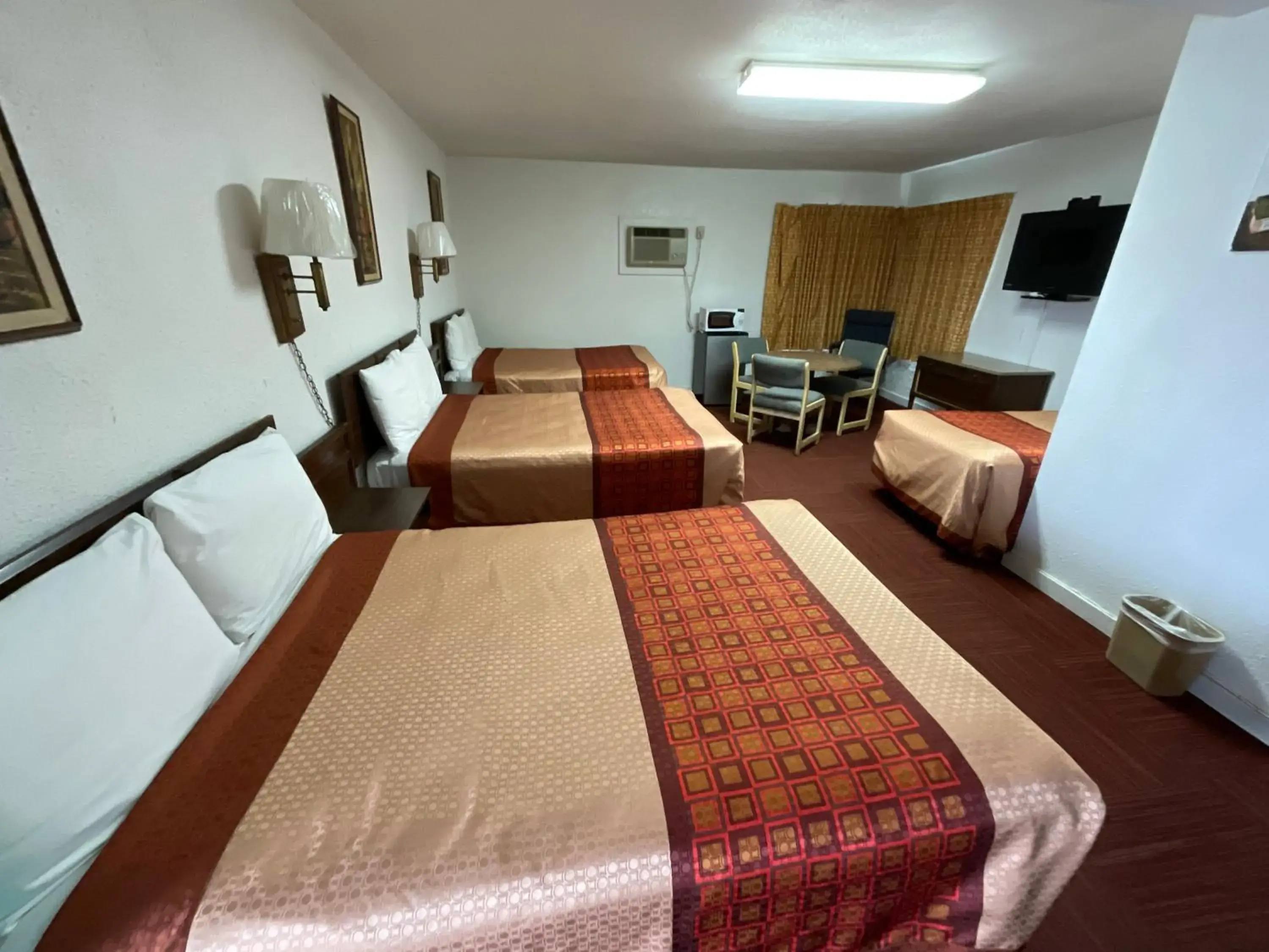 Bed in Kansan Motel