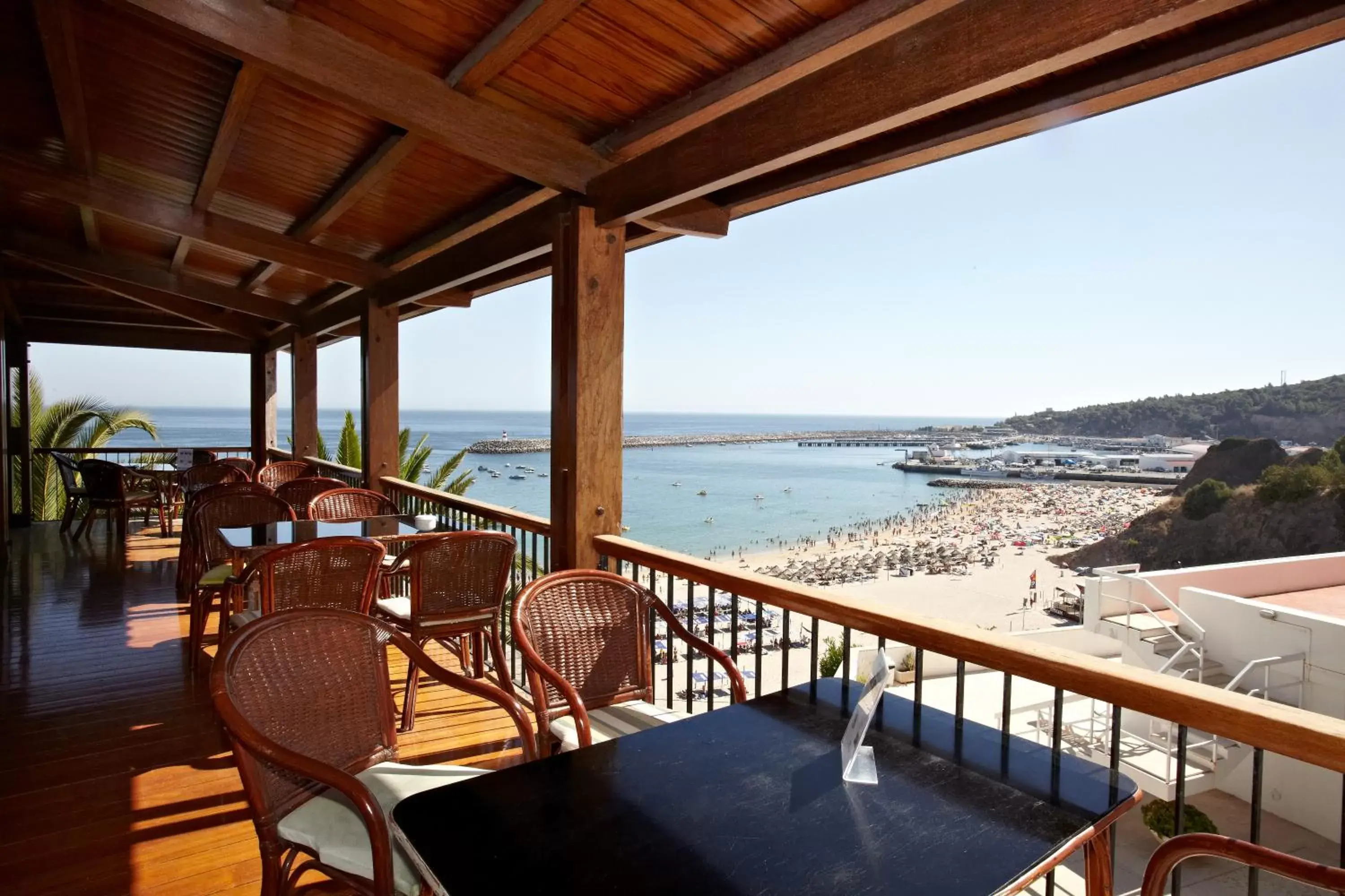 Restaurant/places to eat in Hotel do Mar