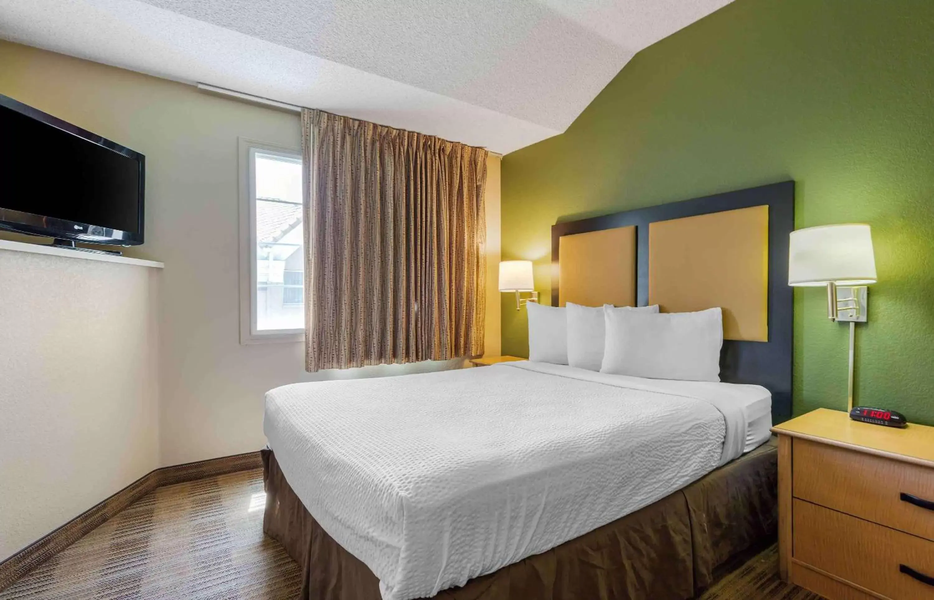 Bedroom, Bed in Extended Stay America Suites - Anchorage - Midtown