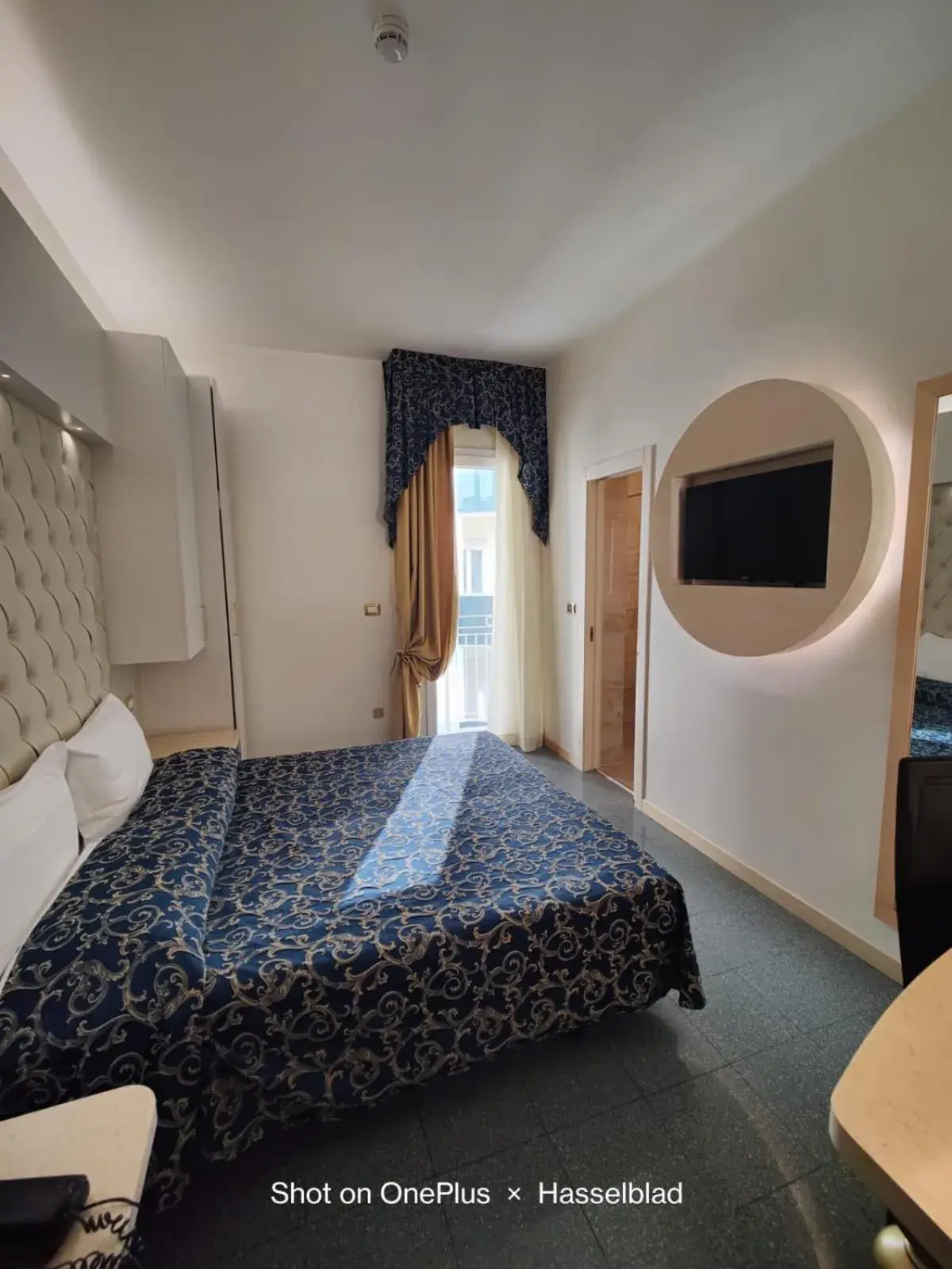 Small Double Room in Hotel Ambassador Small Double Room in Hotel Ambassador