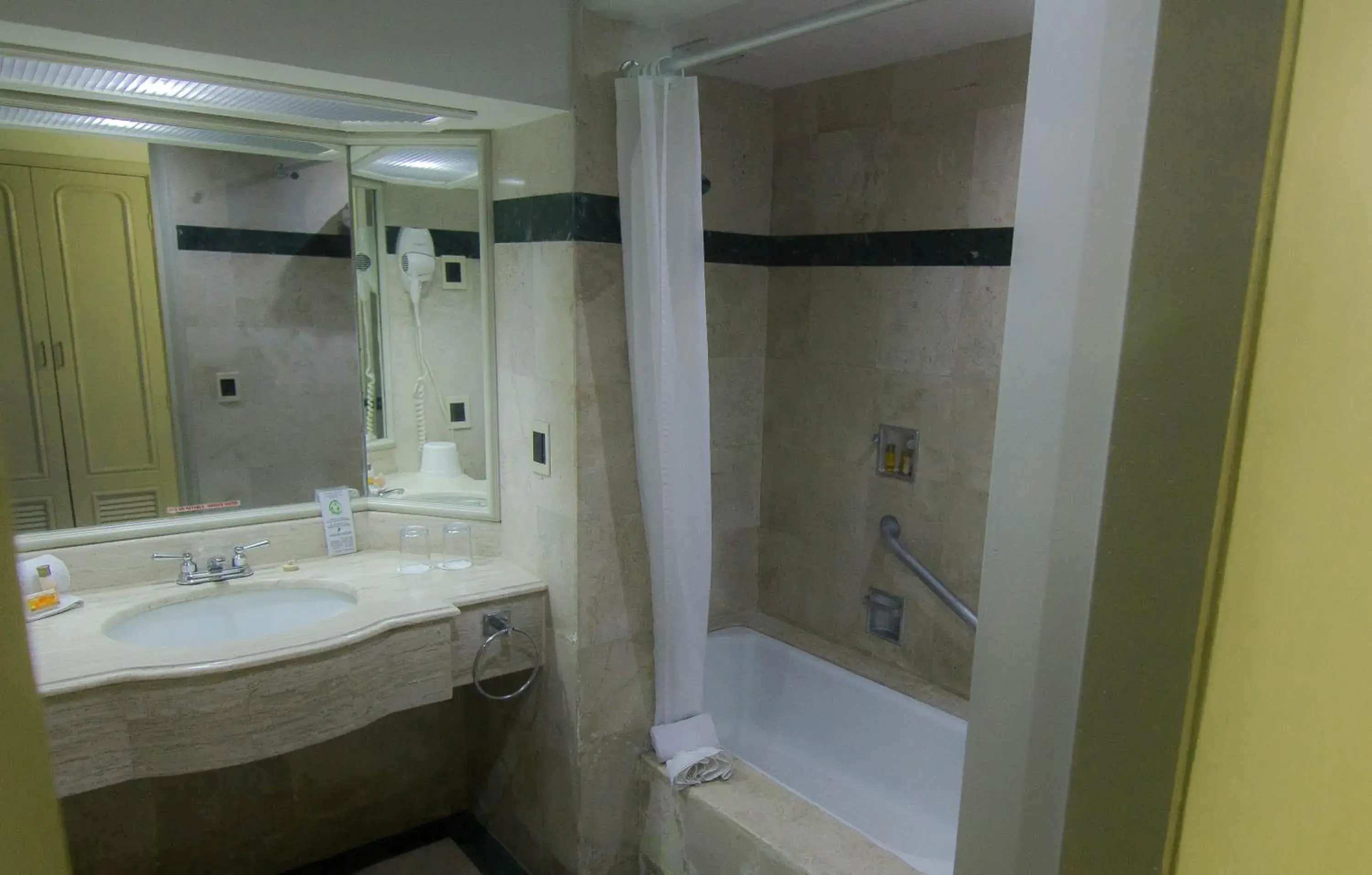 Shower, Bathroom in Nk Hotel Nekié Tepic