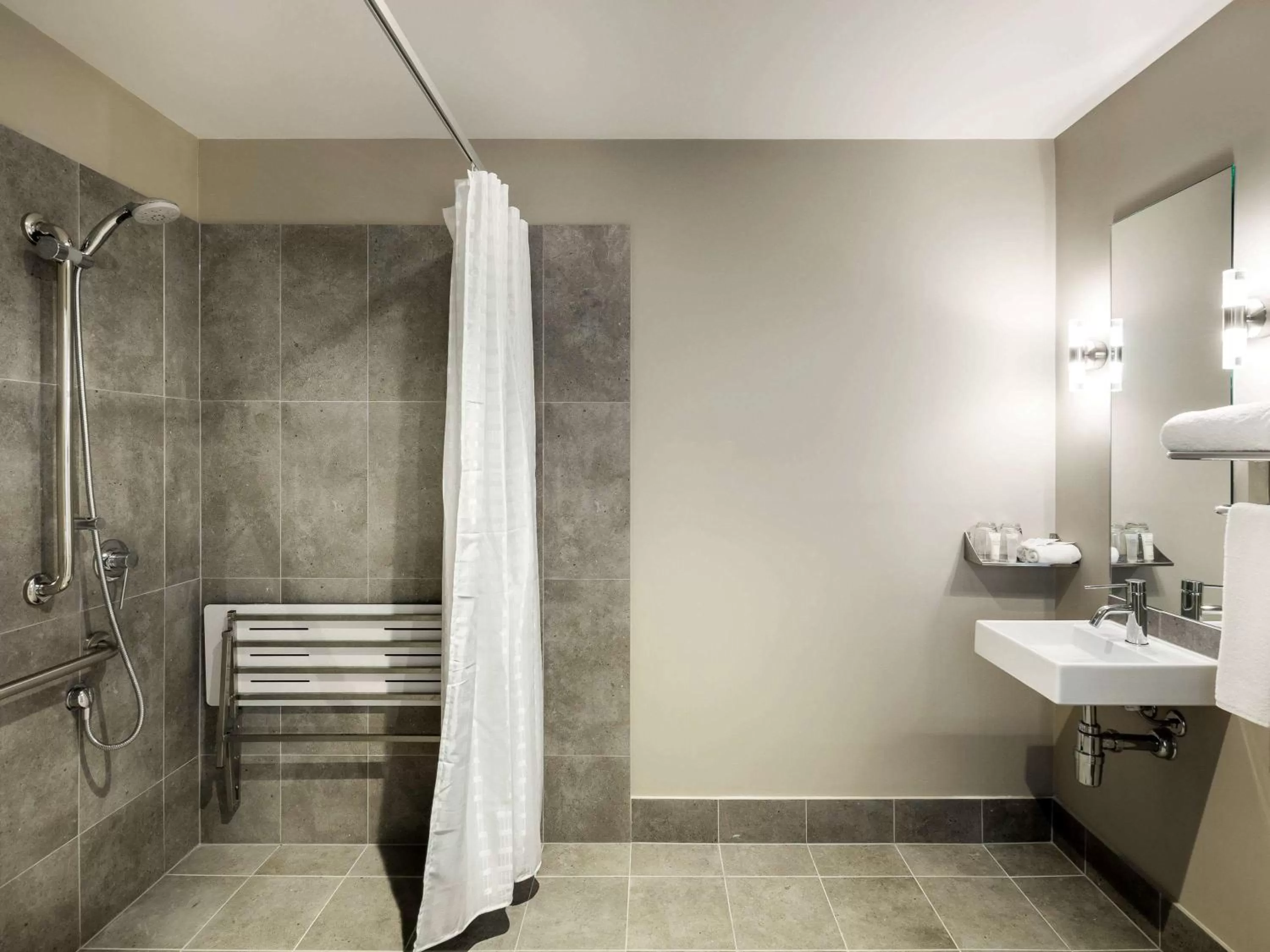 Photo of the whole room in Ibis Mackay