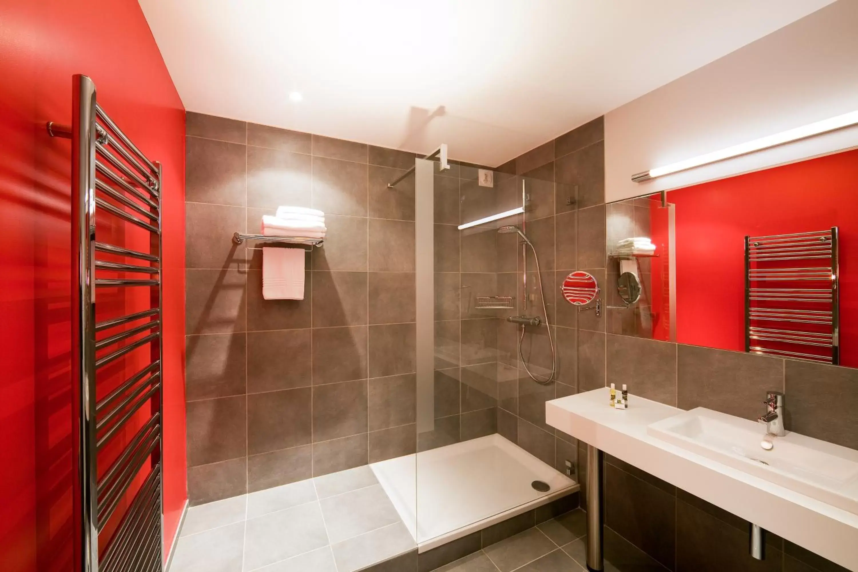 Shower, Bathroom in Hôtel Mercure Vittel