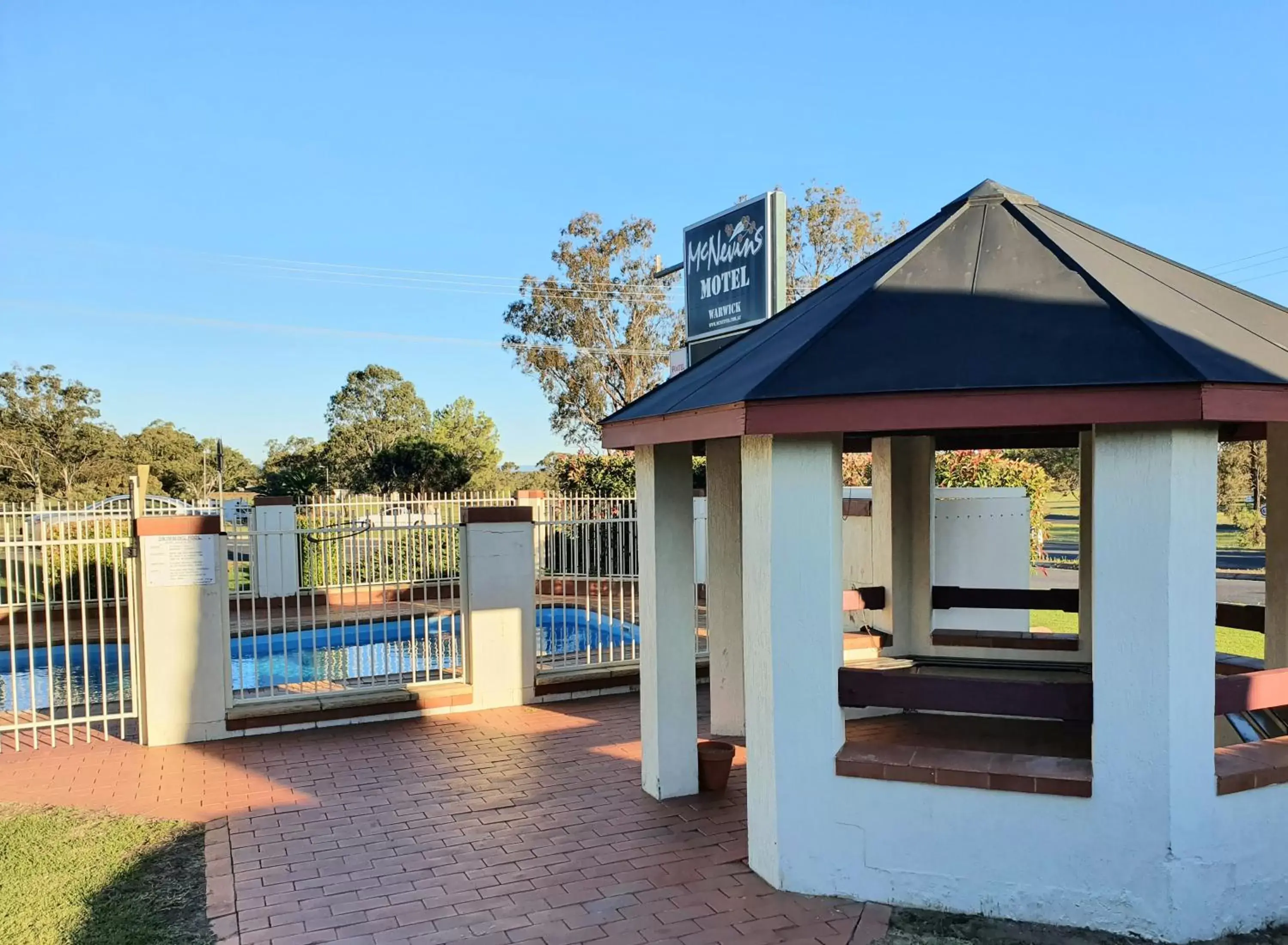 BBQ facilities in McNevins Warwick Motel