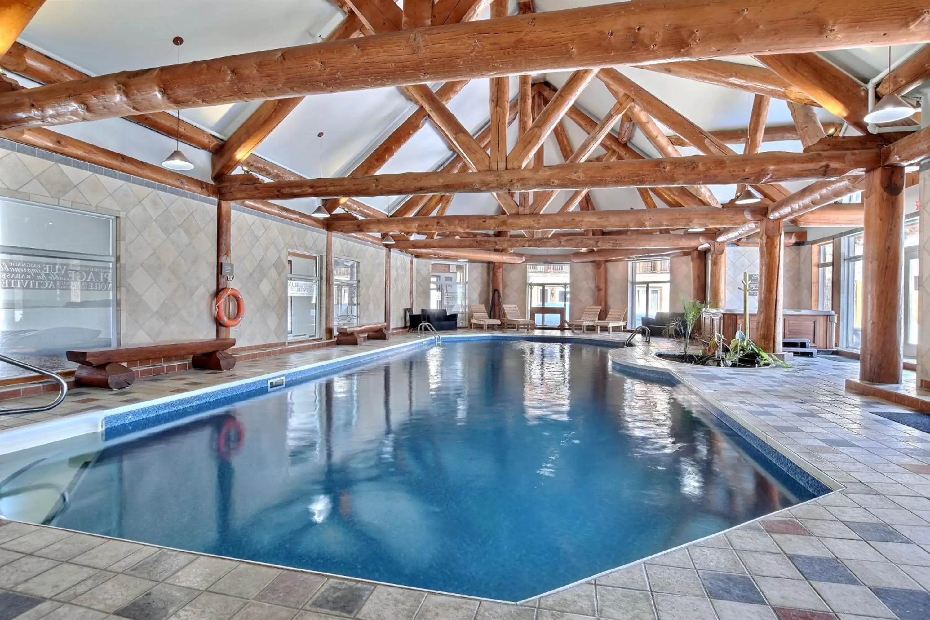 Swimming Pool in Les Condos Du Lac Taureau- Rooms & Condos