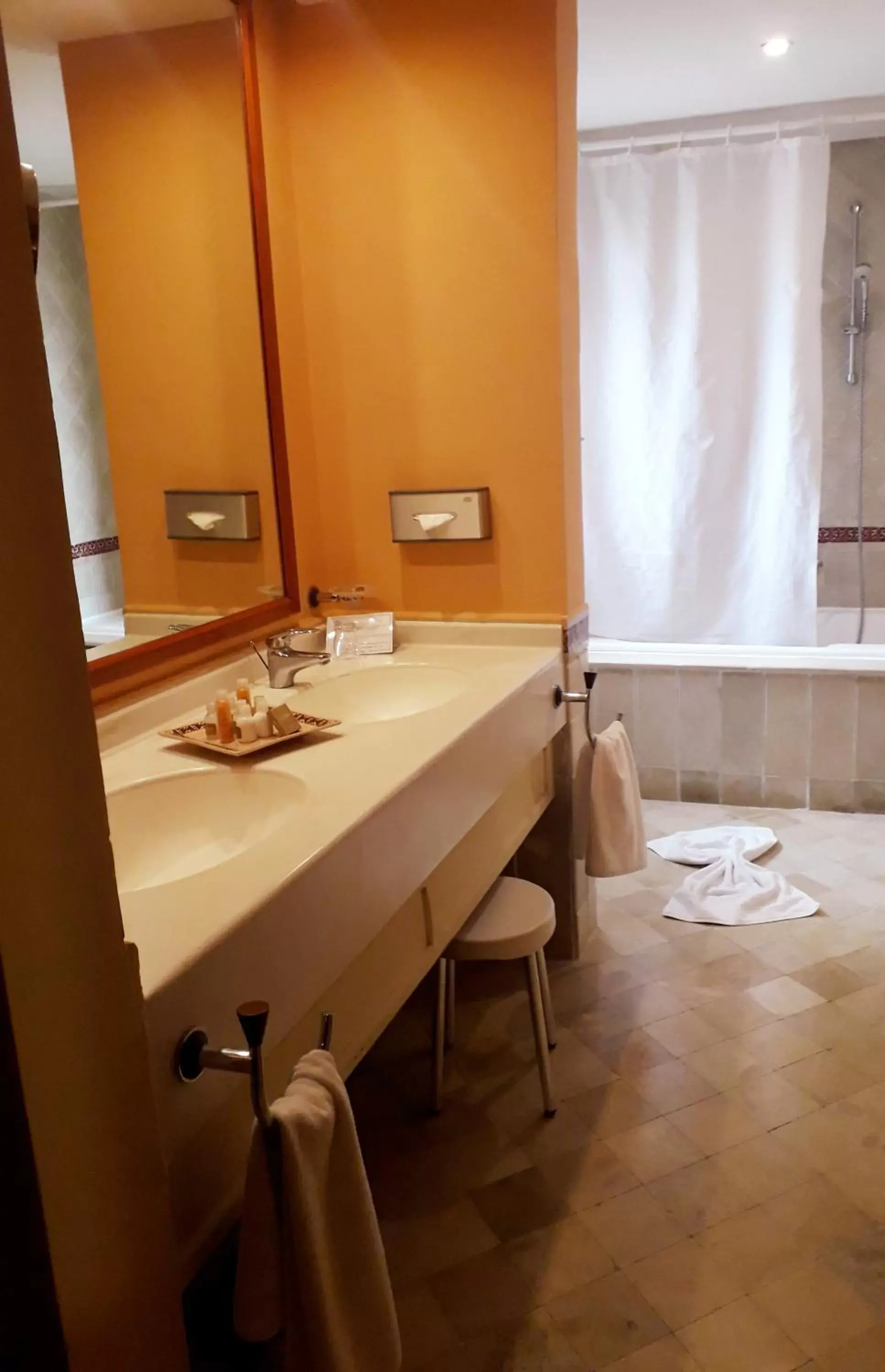 Bathroom in Alhambra Thalasso