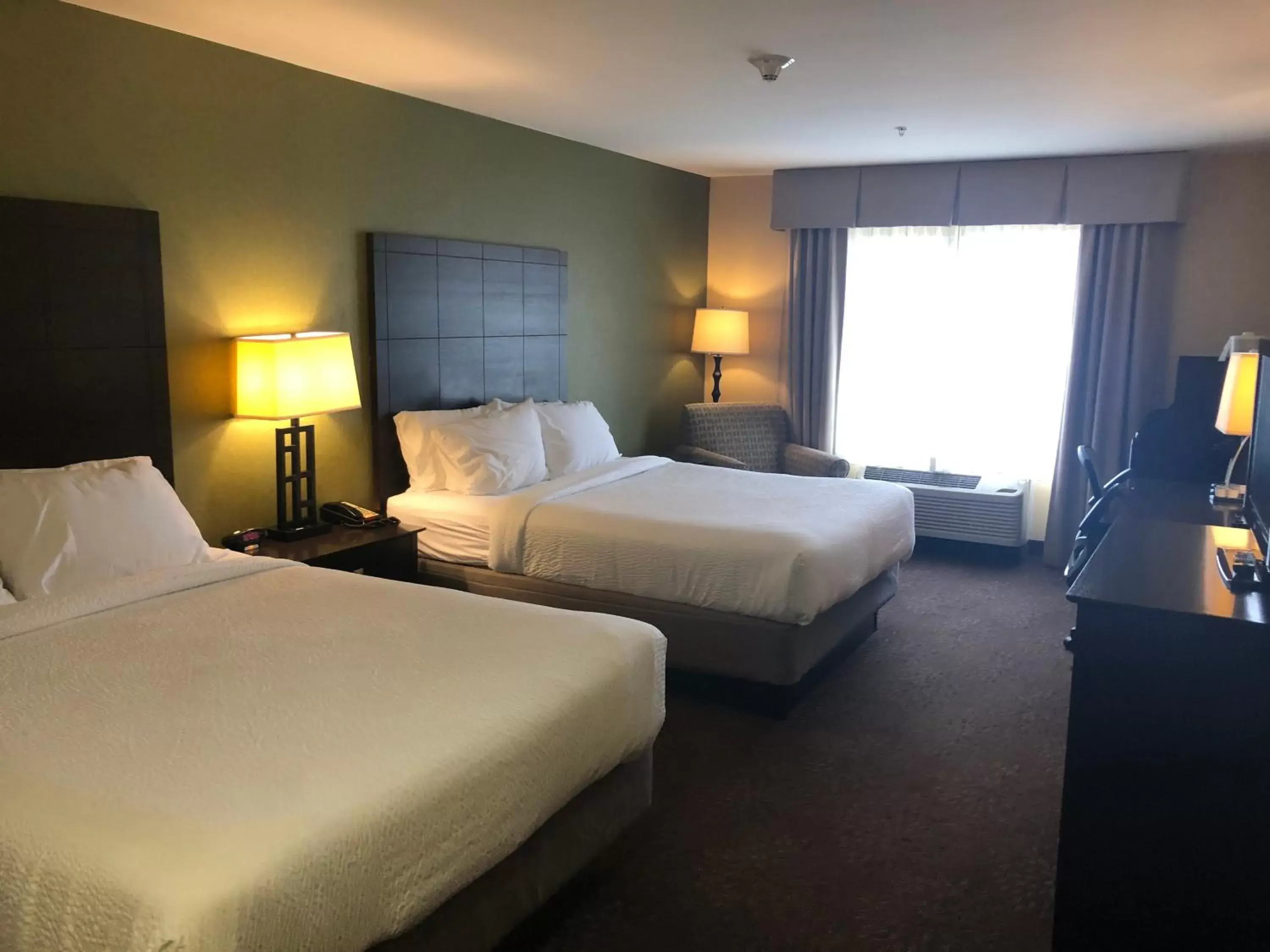 Bed in Holiday Inn Express Hotel & Suites Lansing-Dimondale, an IHG Hotel
