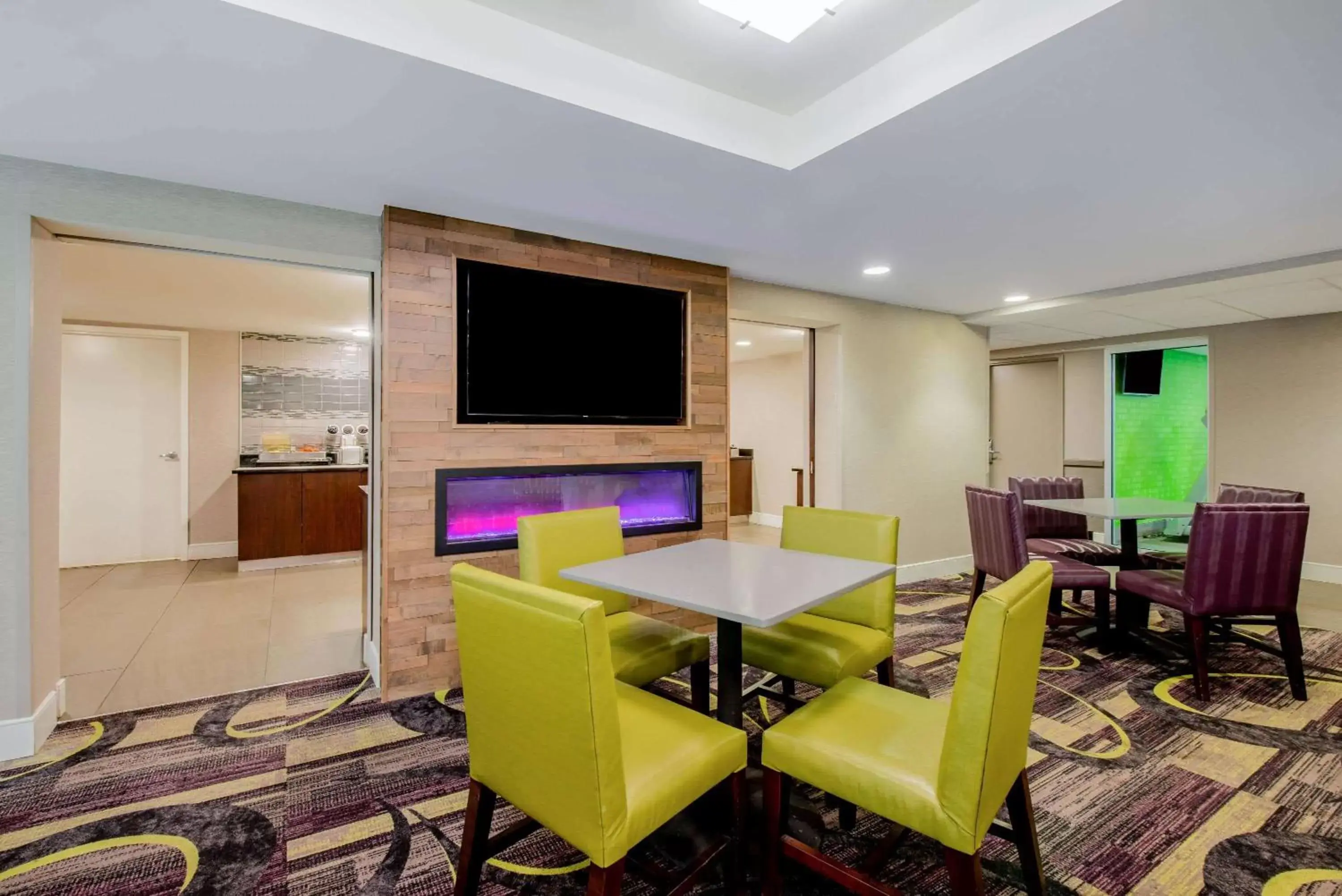 Restaurant/places to eat, Dining Area in La Quinta by Wyndham Baltimore BWI Airport