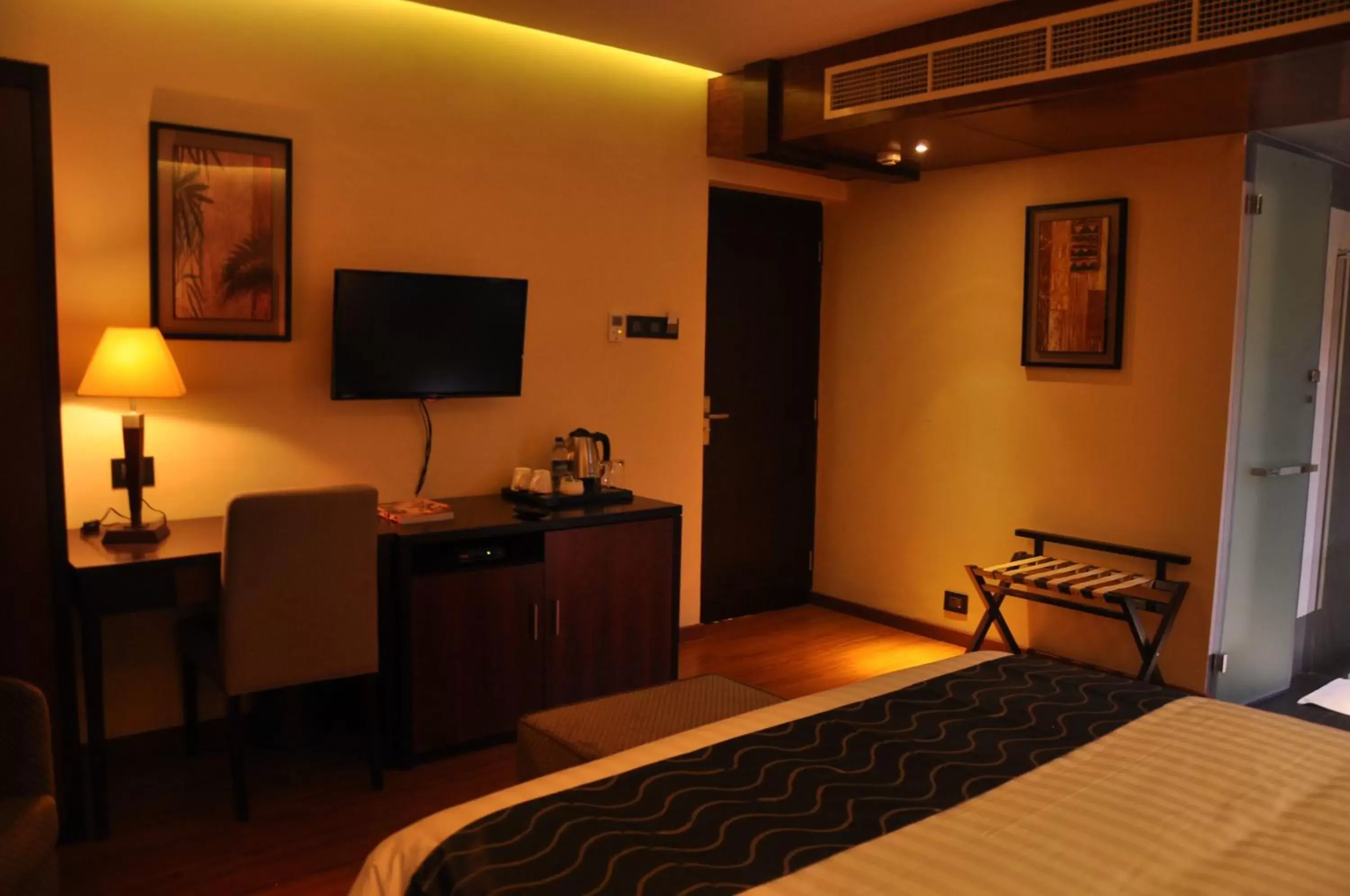 Photo of the whole room, Bed in Park Avenue Hotel (Near US Consulate & Sankara Nethralaya Hospital)
