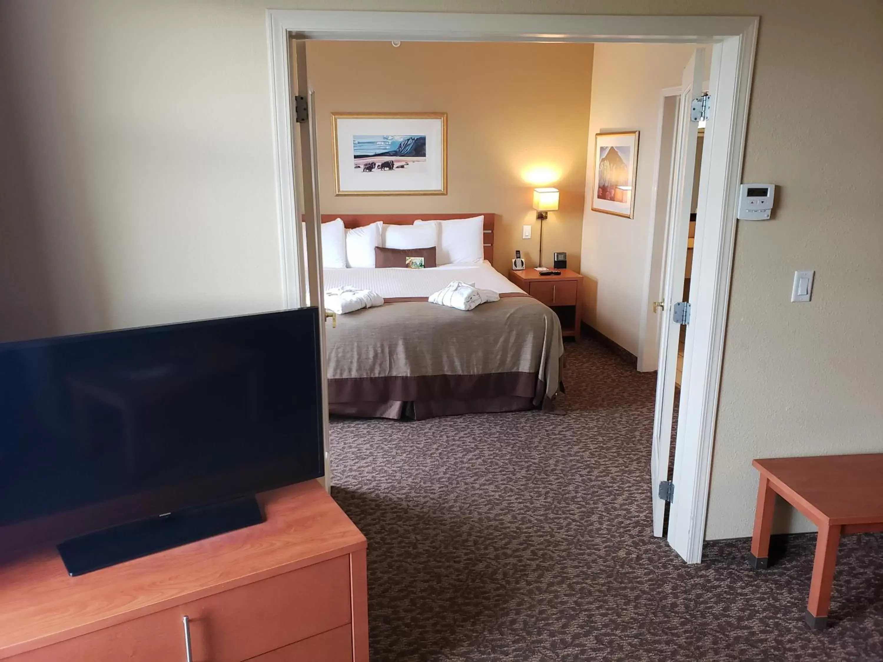 One-Bedroom King Suite Jetted Tub - Non-Smoking in Wingate by Wyndham - Edmonton West One-Bedroom King Suite Jetted Tub - Non-Smoking in Wingate by Wyndham - Edmonton West