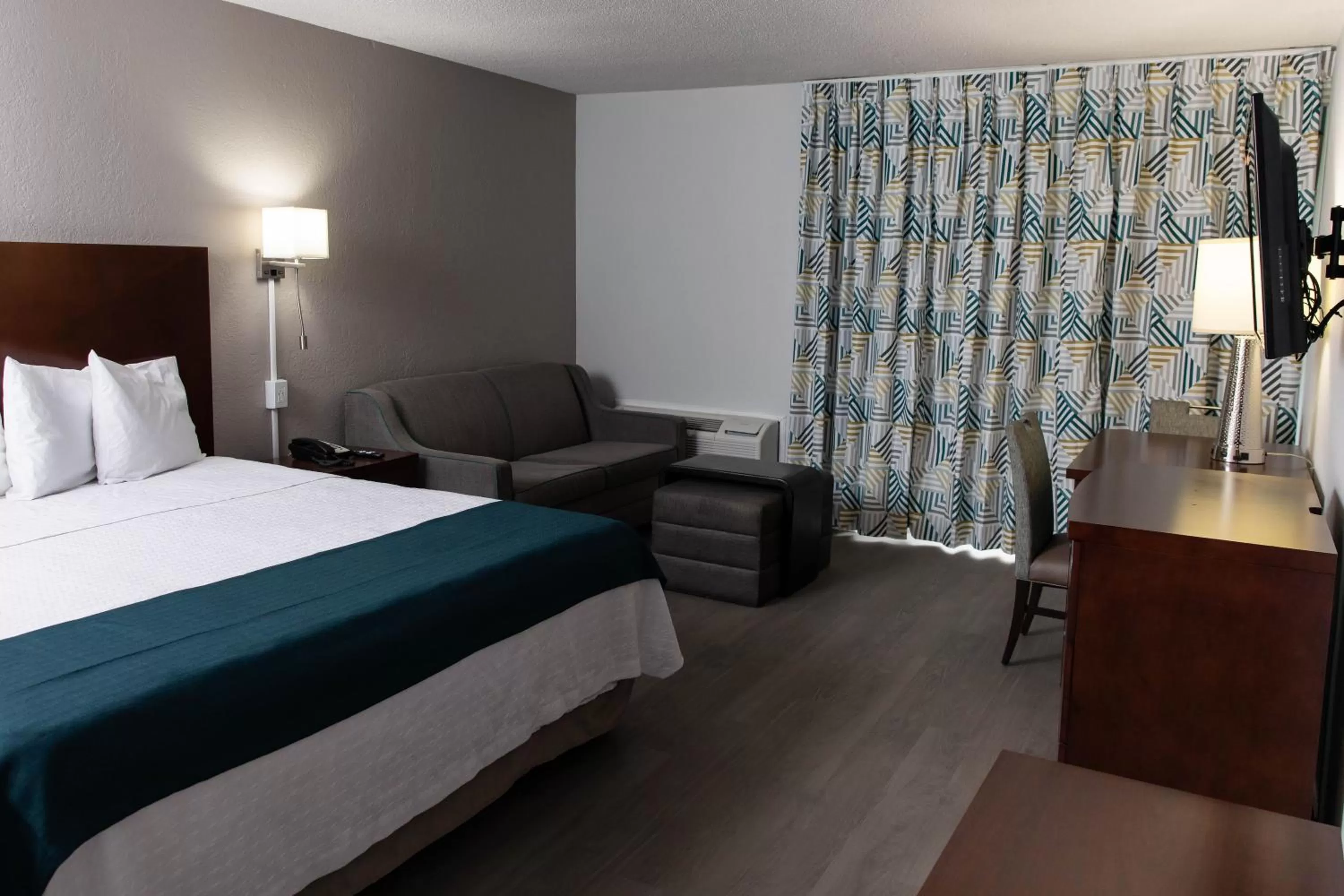 Seating area, Bed in Studio 6 Ocala, FL