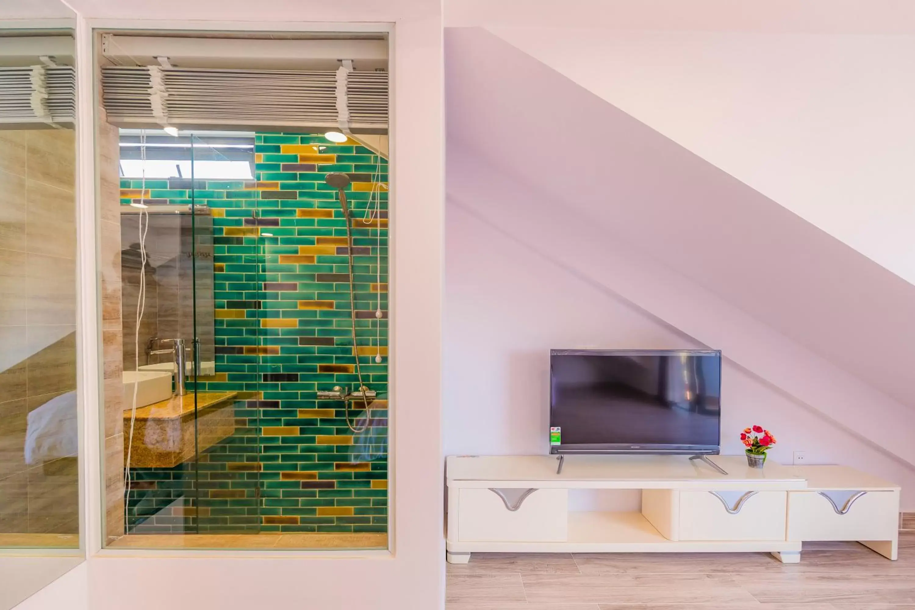 TV and multimedia, TV/Entertainment Center in Khanh Uyen 3 Hotel TV and multimedia, TV/Entertainment Center in Khanh Uyen 3 Hotel