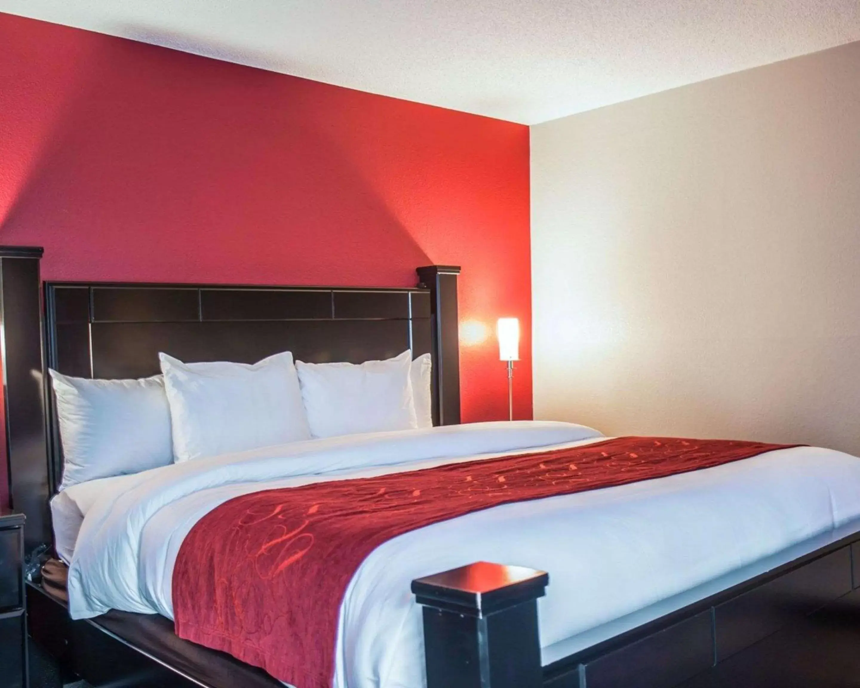 Bedroom, Bed in Comfort Suites Airport Nashville