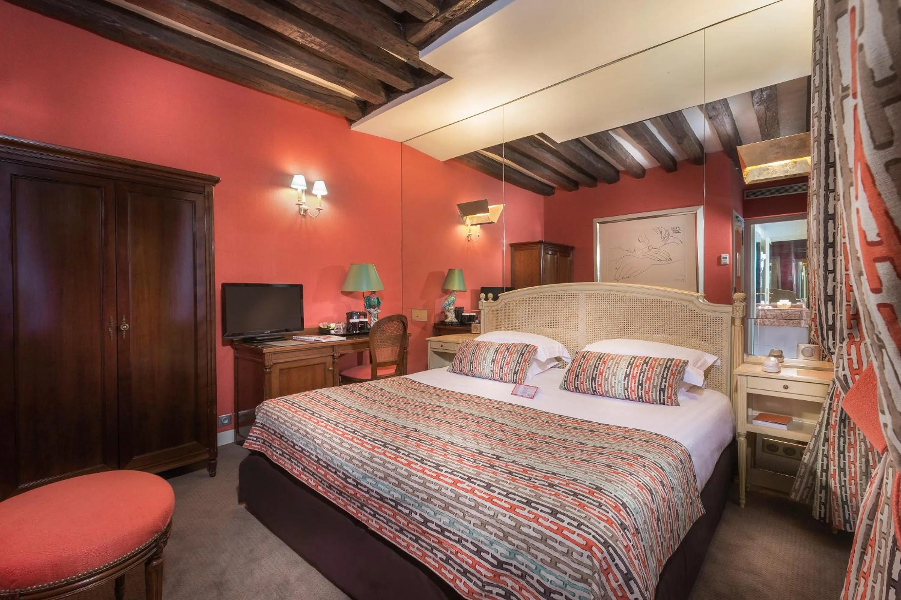 Photo of the whole room, Bed in Dauphine Saint Germain