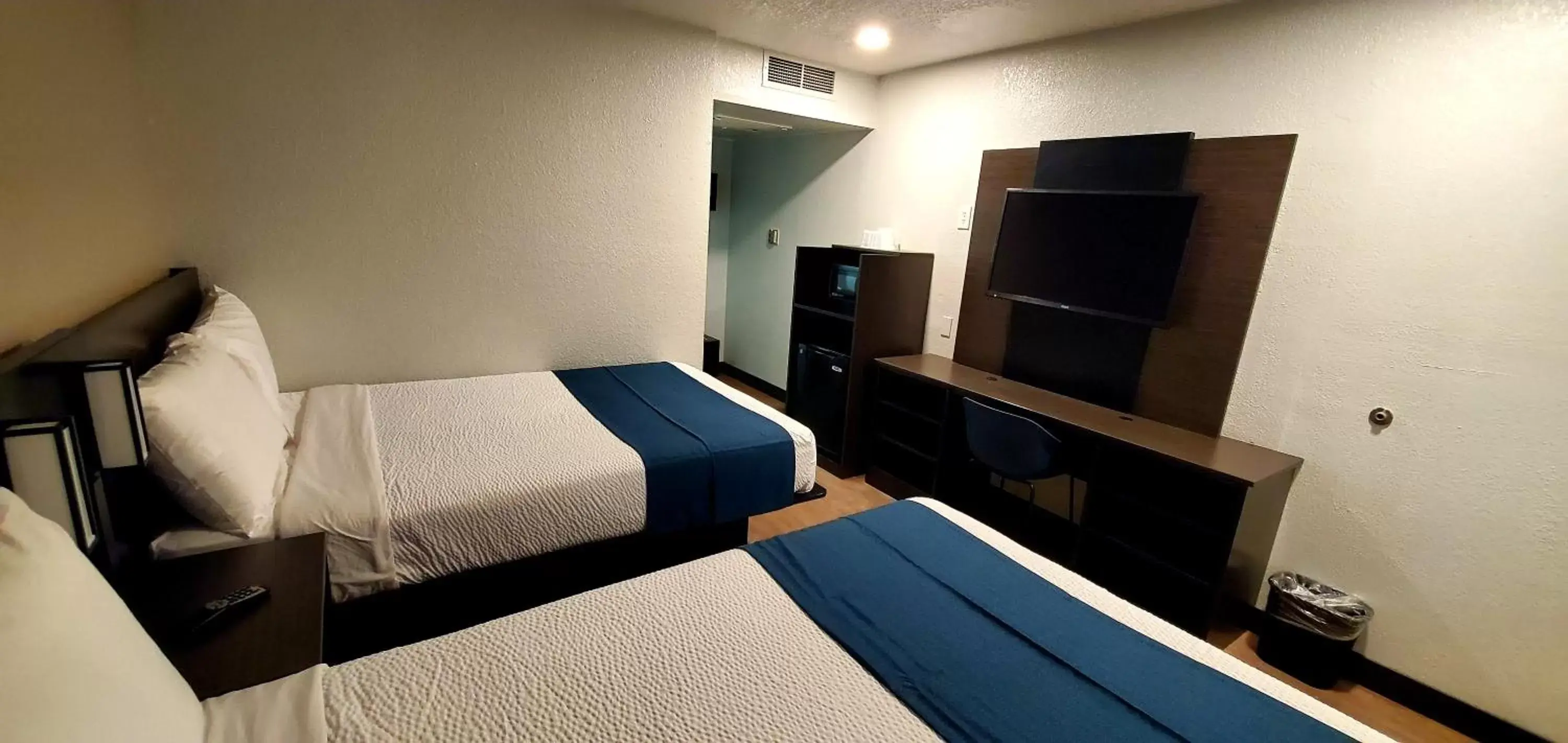 TV and multimedia, Bed in Motel 6-Palmdale, CA