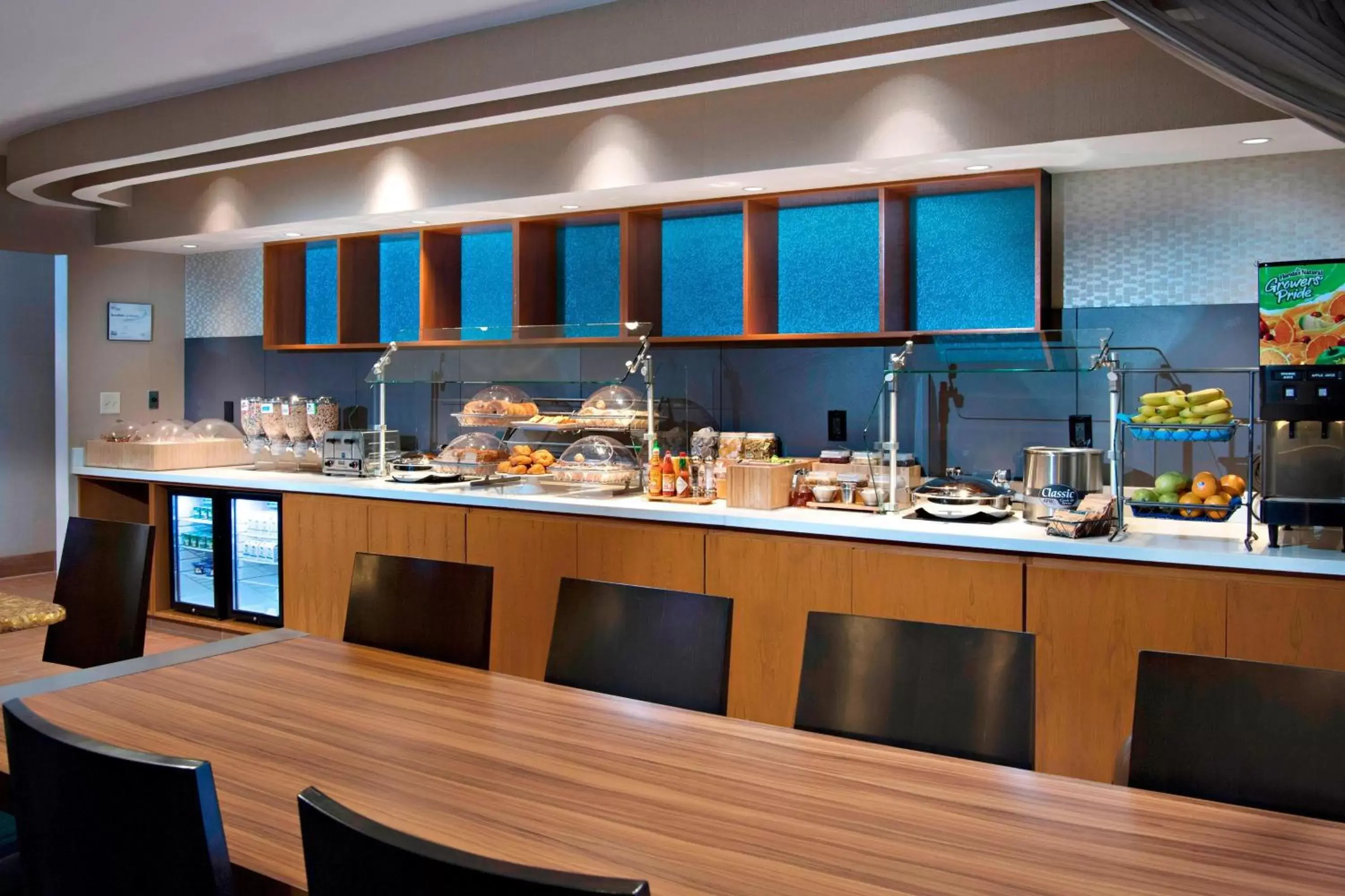 Breakfast, Kitchen/Kitchenette in SpringHill Suites by Marriott Atlanta Alpharetta