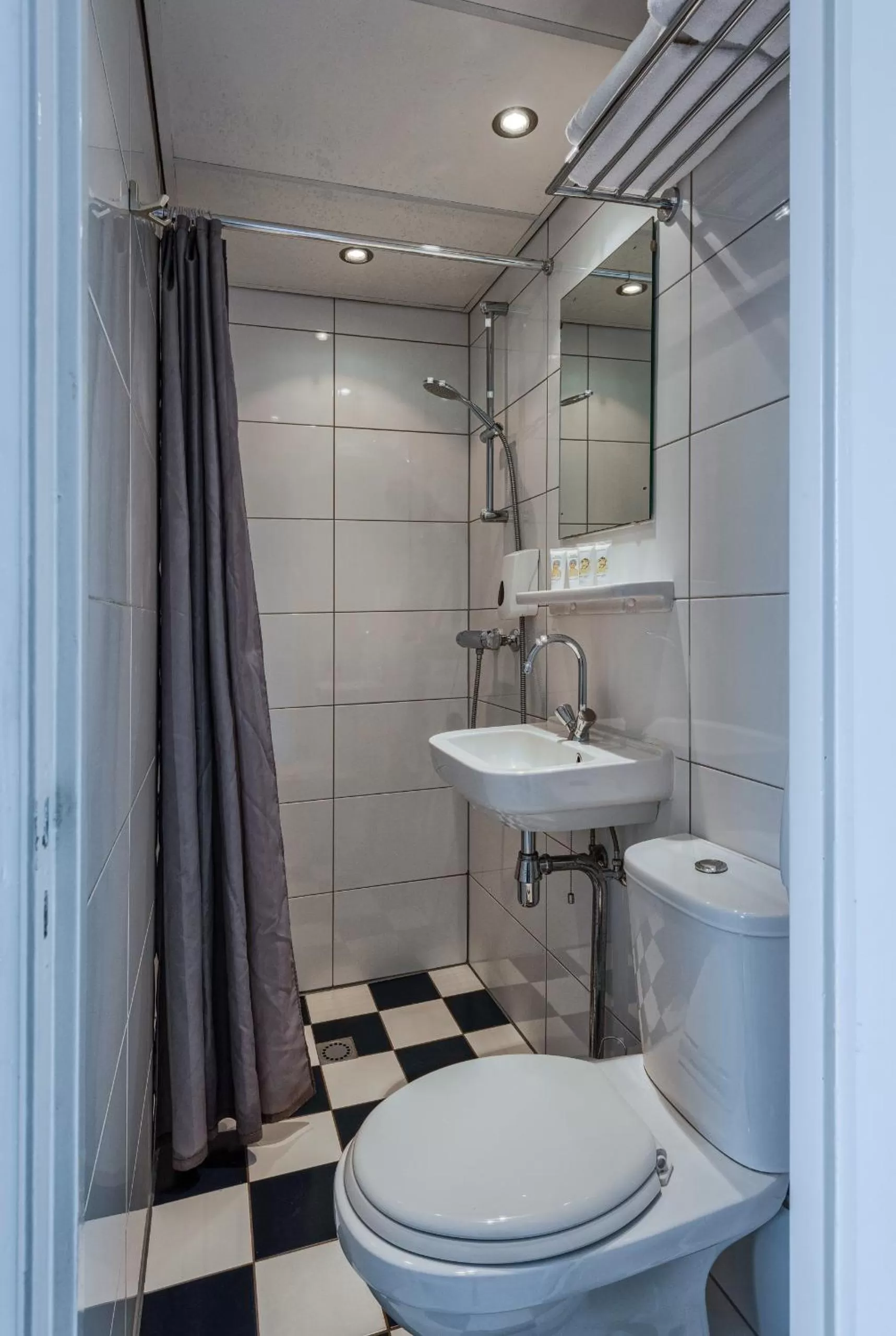 Shower, Bathroom in Hotel De Gerstekorrel