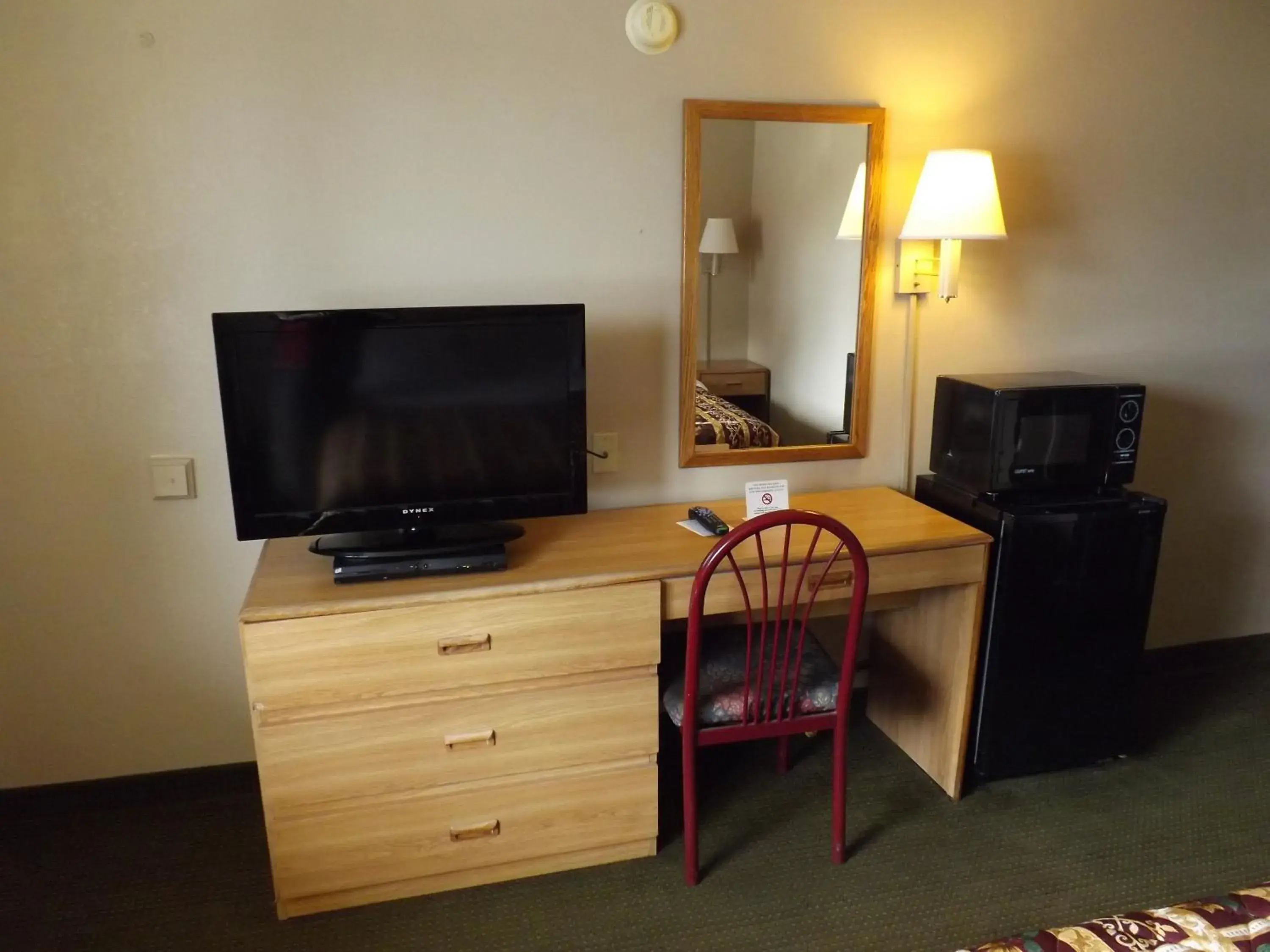 TV and multimedia, TV/Entertainment Center in Executive Inn Kilgore