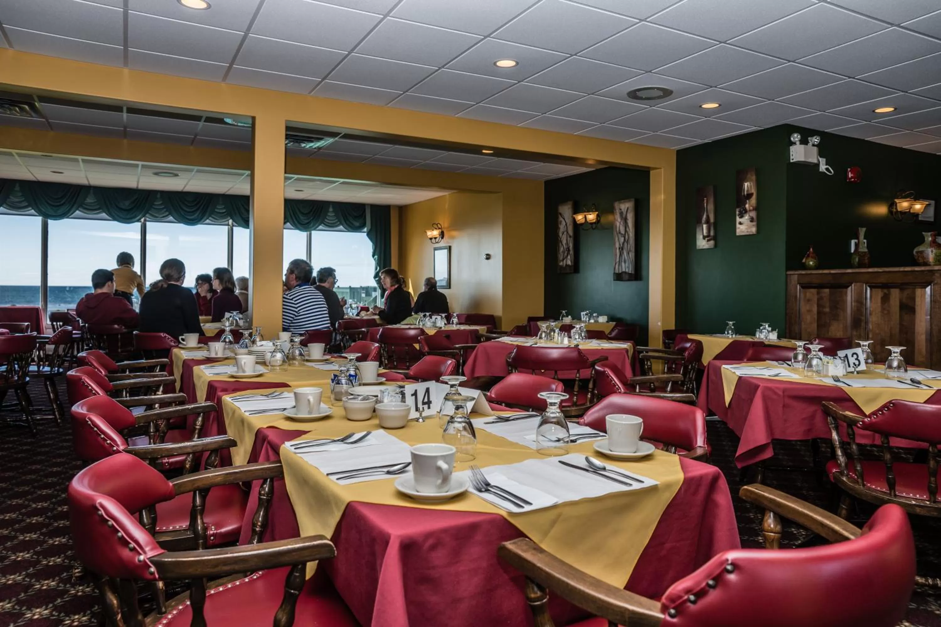 Restaurant/places to eat in Shallow Bay Motel & Cabins Conference Centre