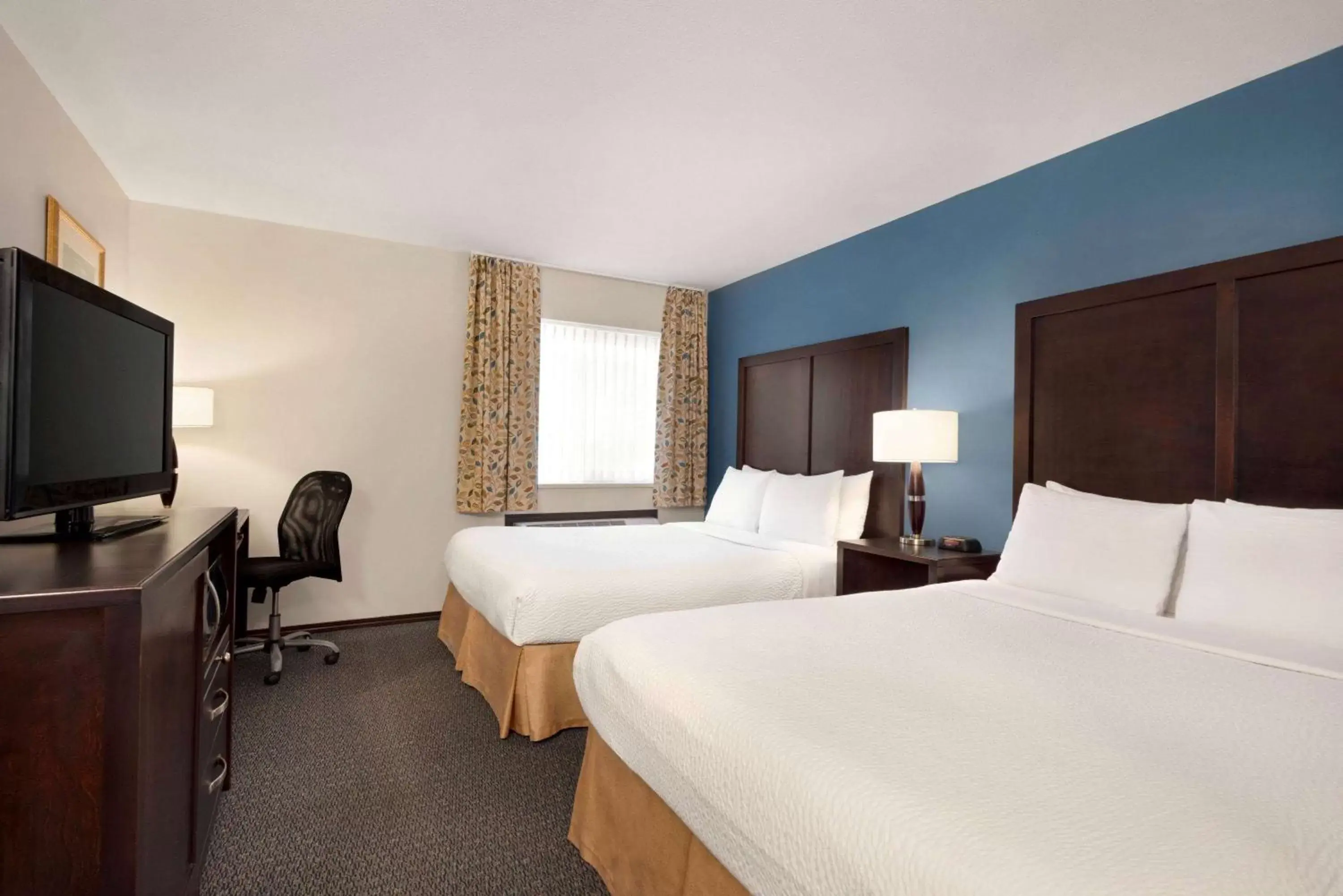 Photo of the whole room, Bed in Days Inn by Wyndham Kelowna