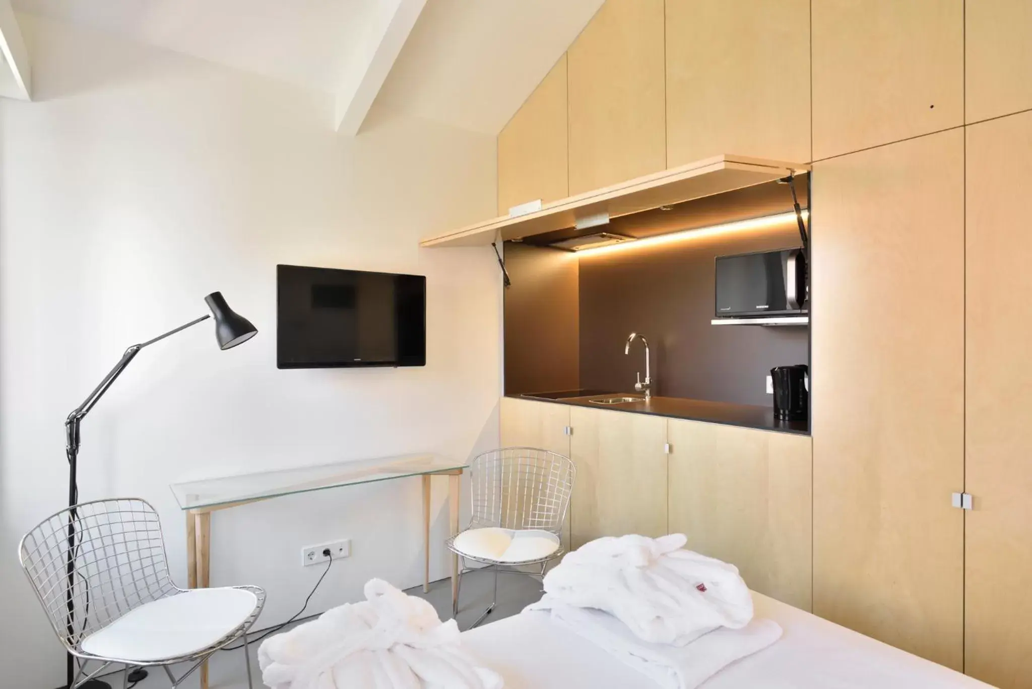 Double Room with Private Bathroom and Street View in House of Artists Double Room with Private Bathroom and Street View in House of Artists