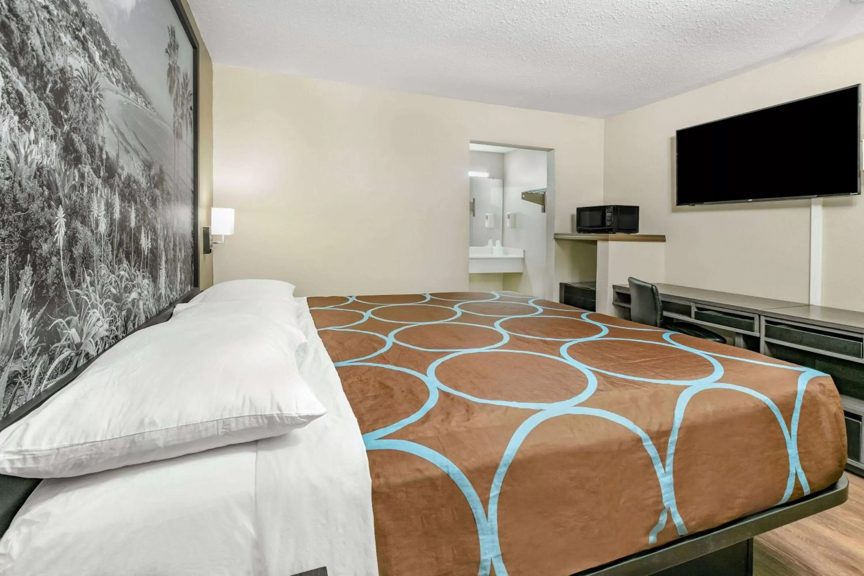 Photo of the whole room, Bed in Super 8 by Wyndham Moss Point