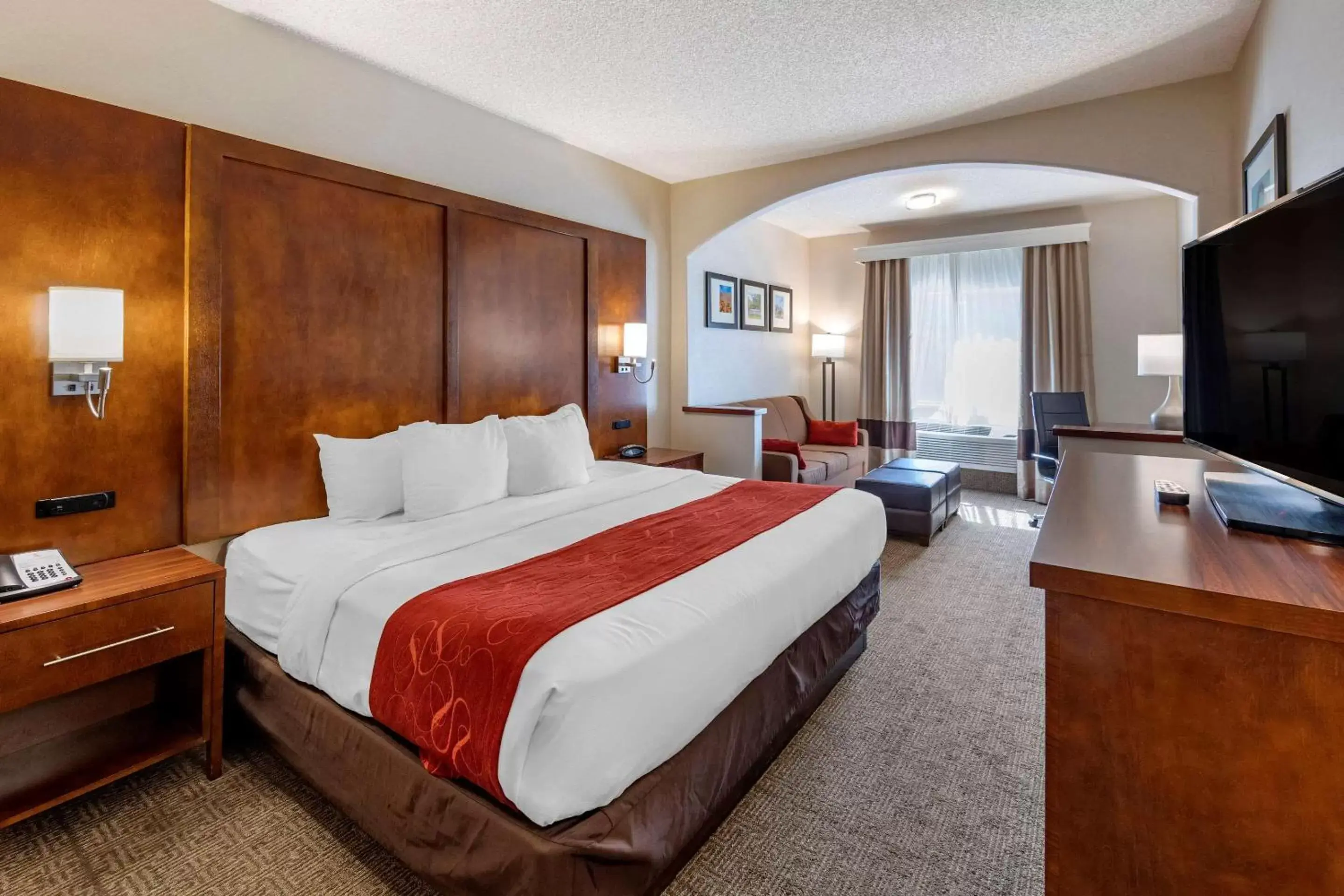 Photo of the whole room, Bed in Comfort Suites Near Six Flags Magic Mountain