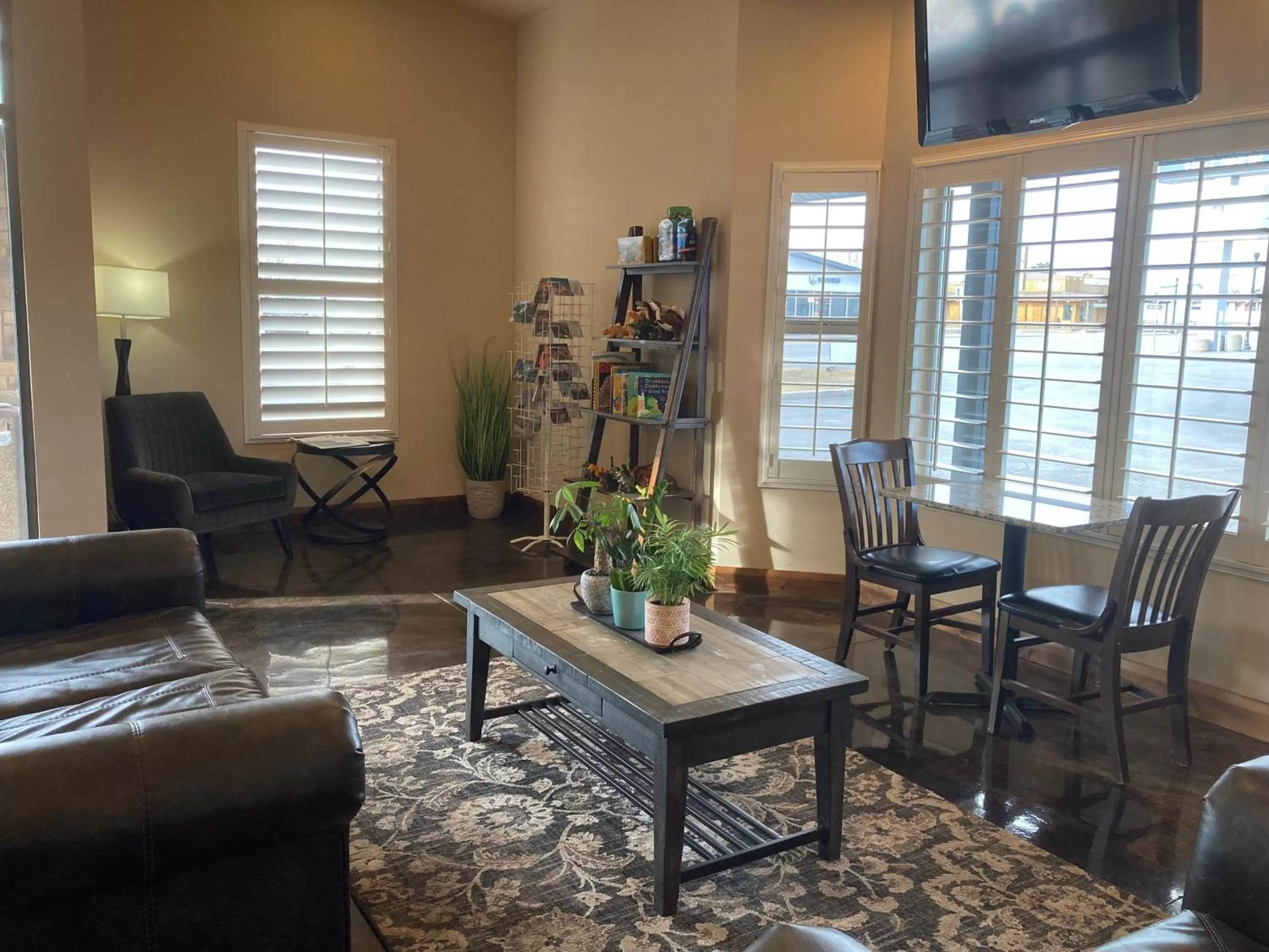 Lobby or reception in Dinosaur Inn & Suites