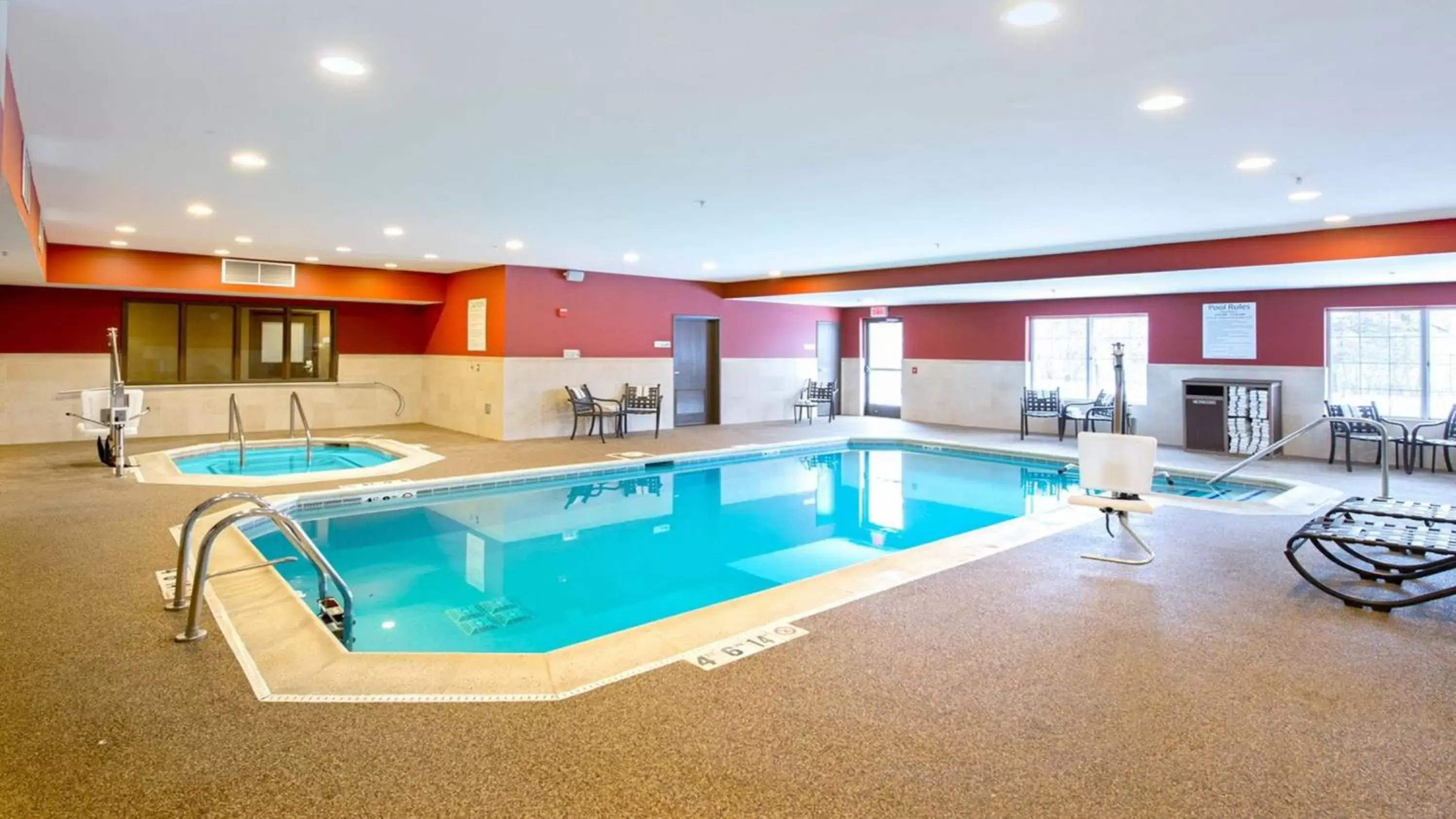 Swimming Pool in Holiday Inn Express Hotel & Suites Chicago-Deerfield/Lincolnshire, an IHG Hotel