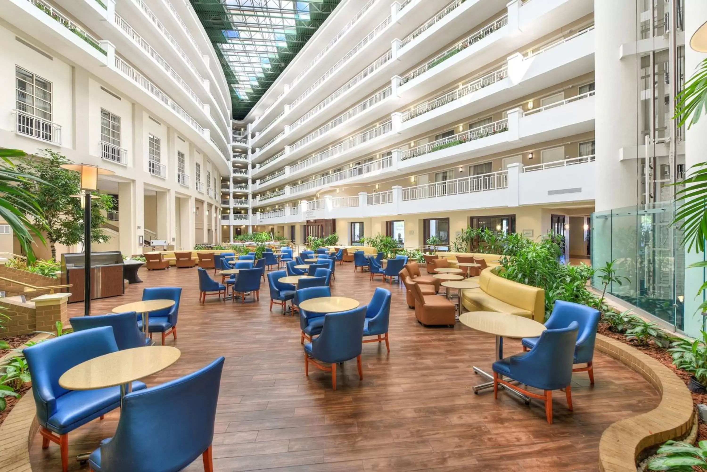 Lobby or reception, Lounge/Bar in Embassy Suites by Hilton Alexandria Old Town
